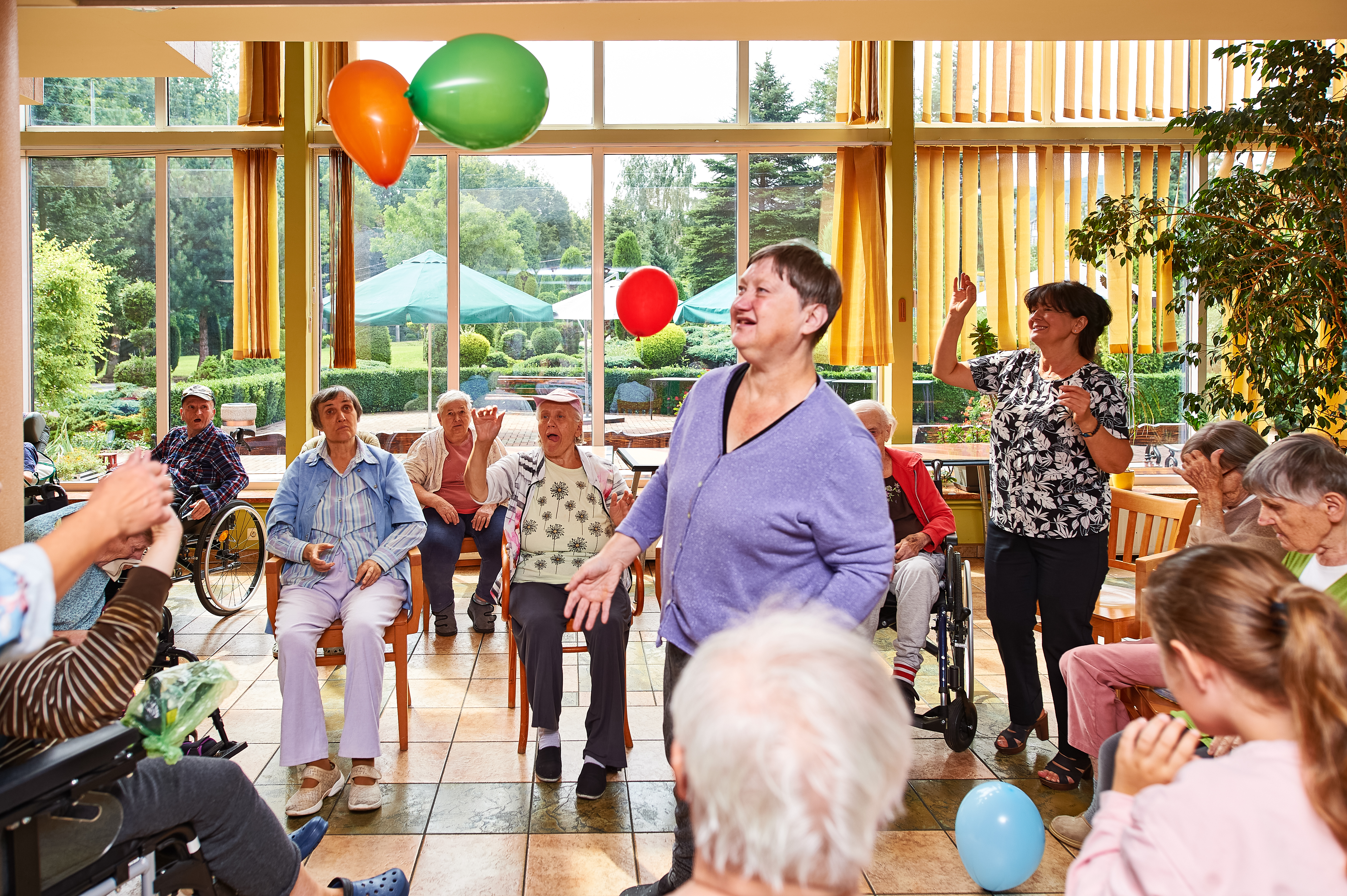 Mieszkańcy podczas zabawy w odbijanie dmuchanymi balonami