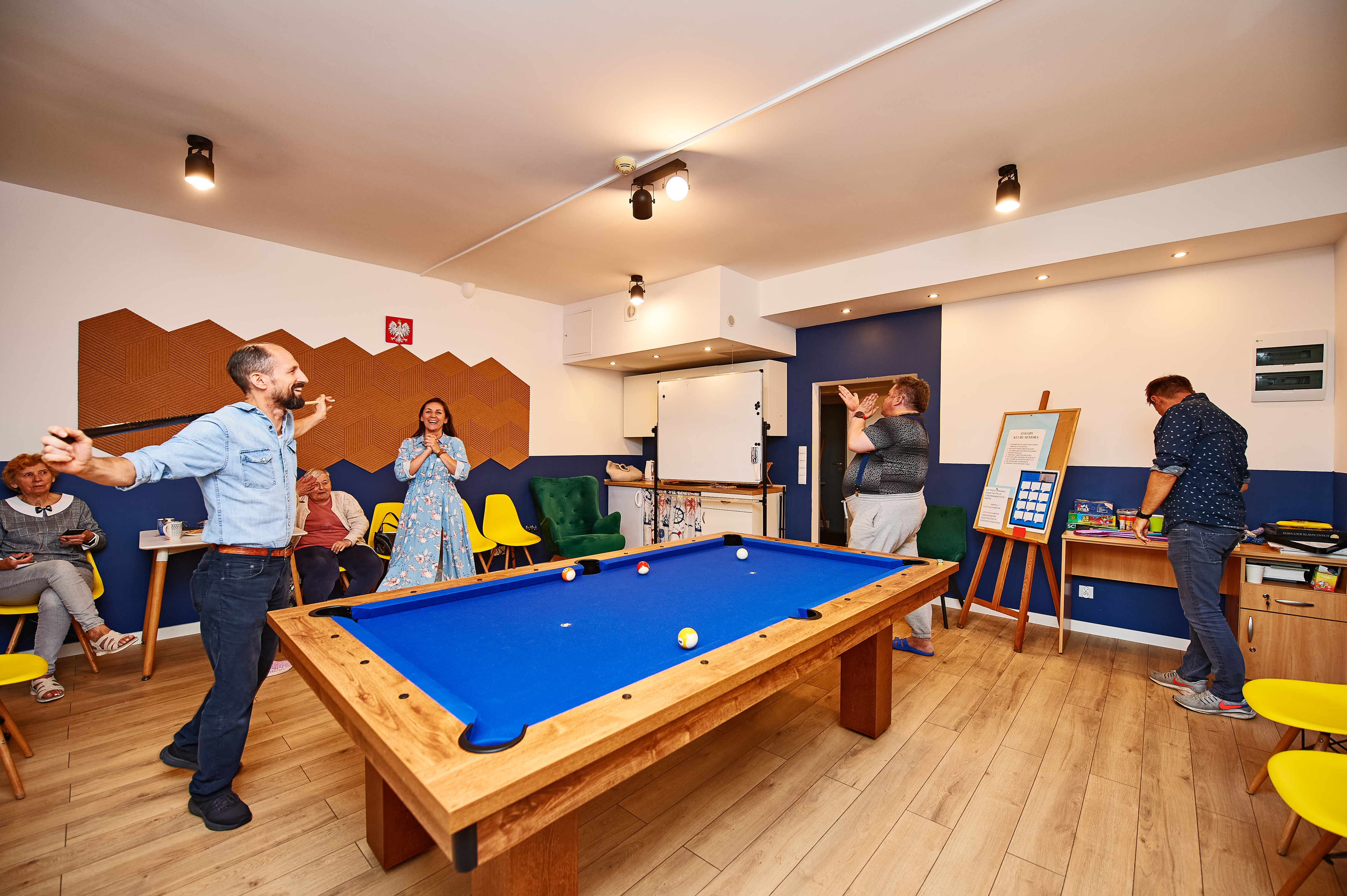 2 osoby podczas gry w bilarda w sali klubowej