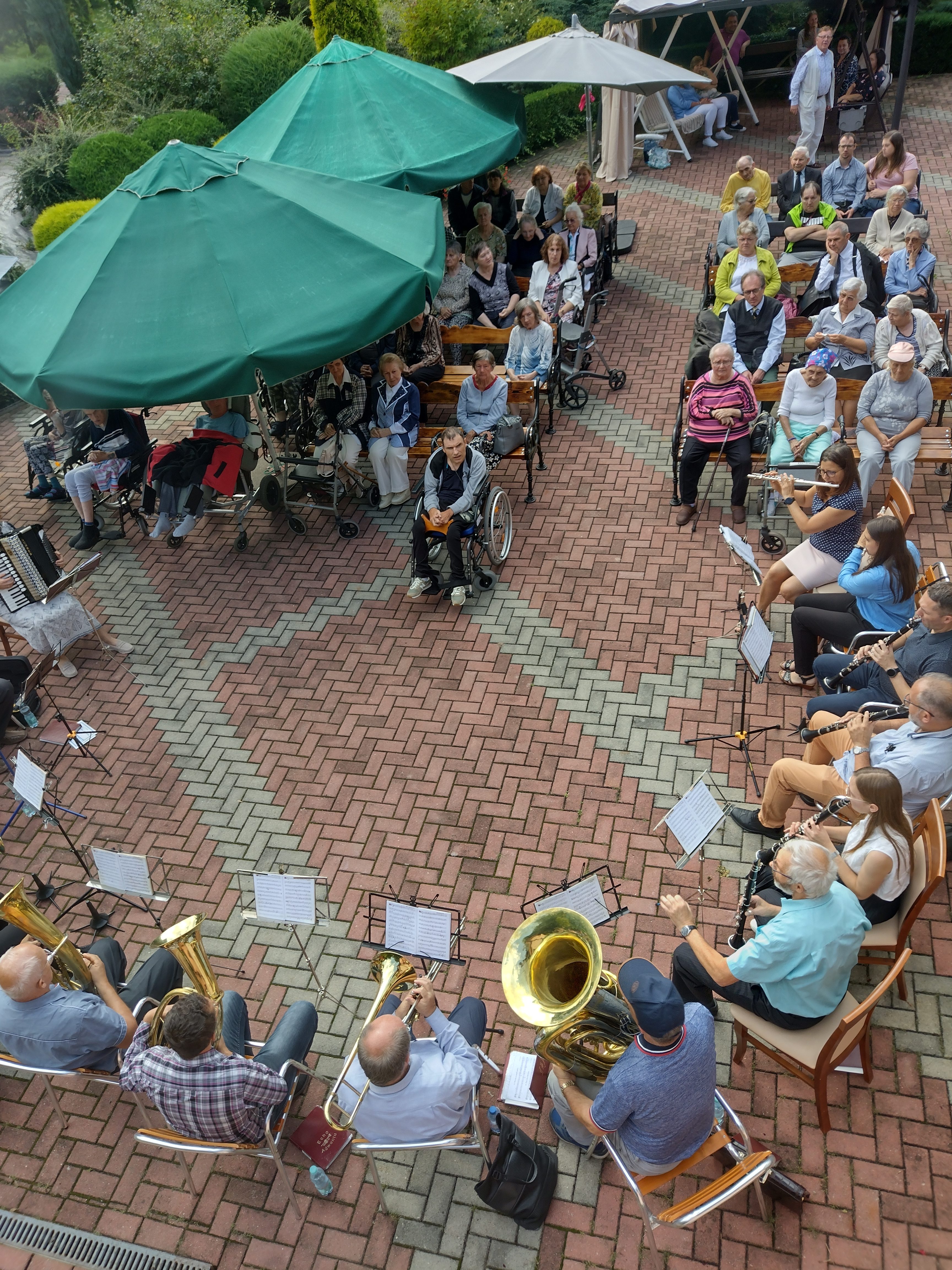 Zespół grający na zewnątrz