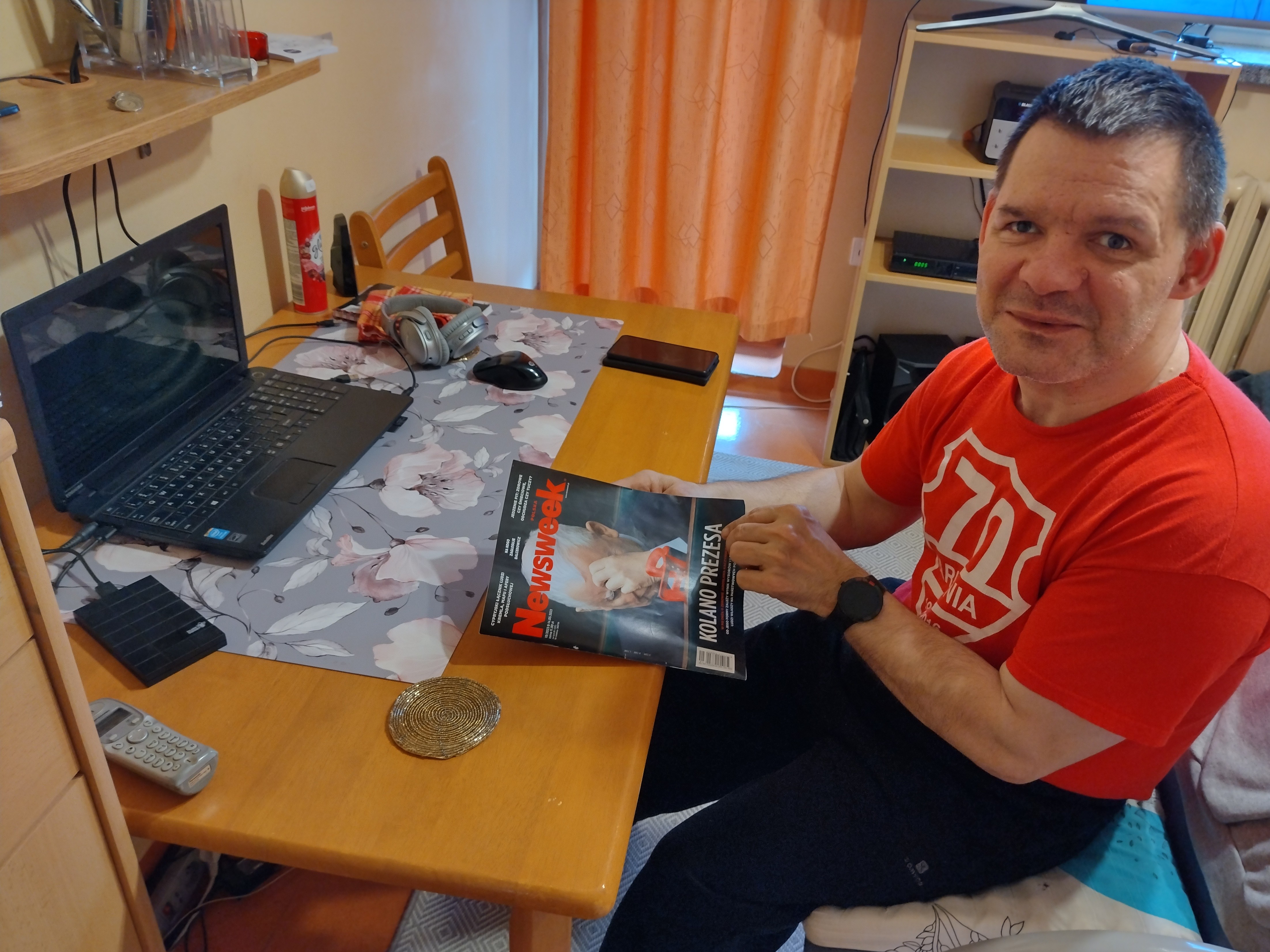 Mieszkaniec czytający gazetę