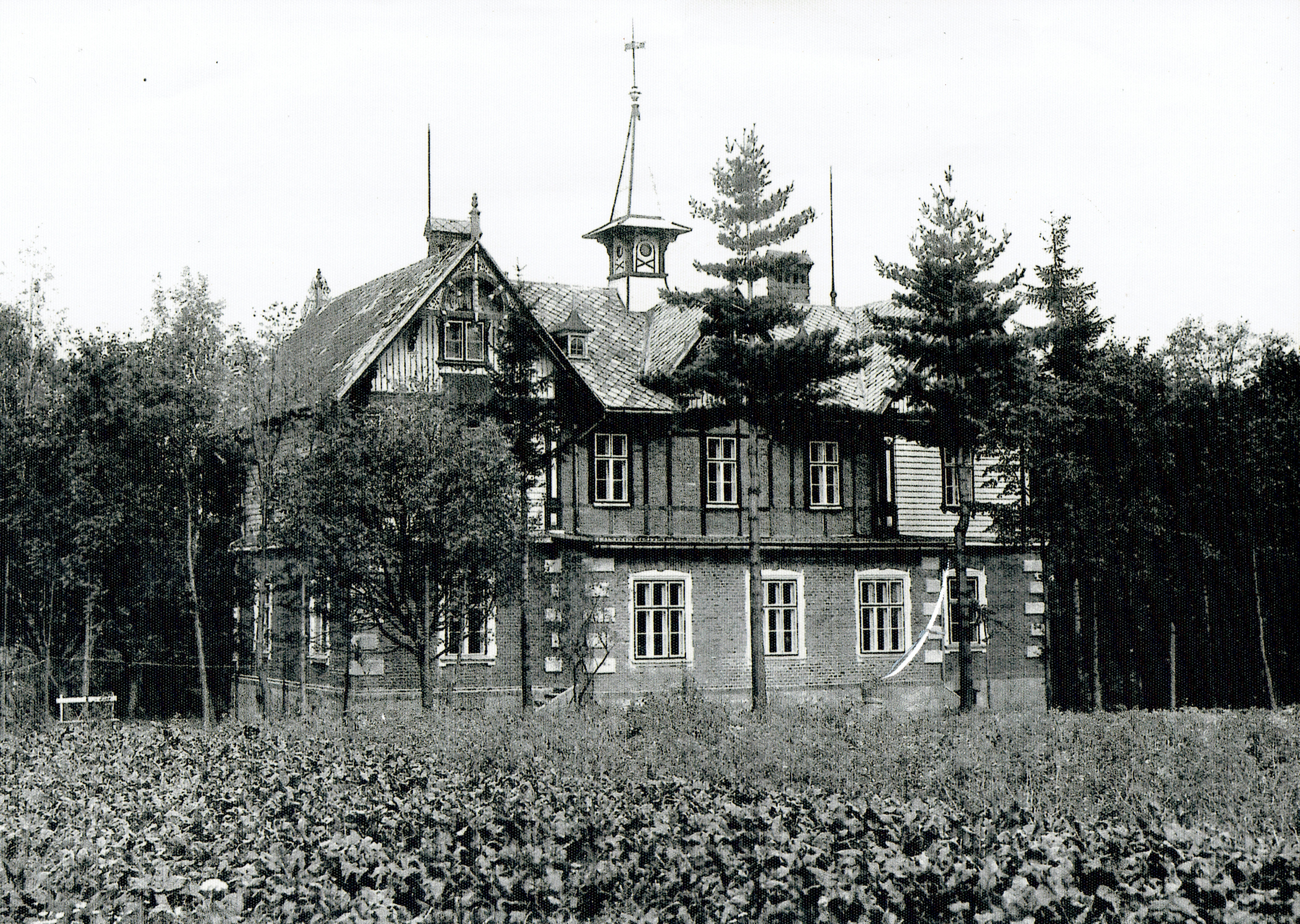 Fotografia domu opieki z przeszłości, czarno-białe