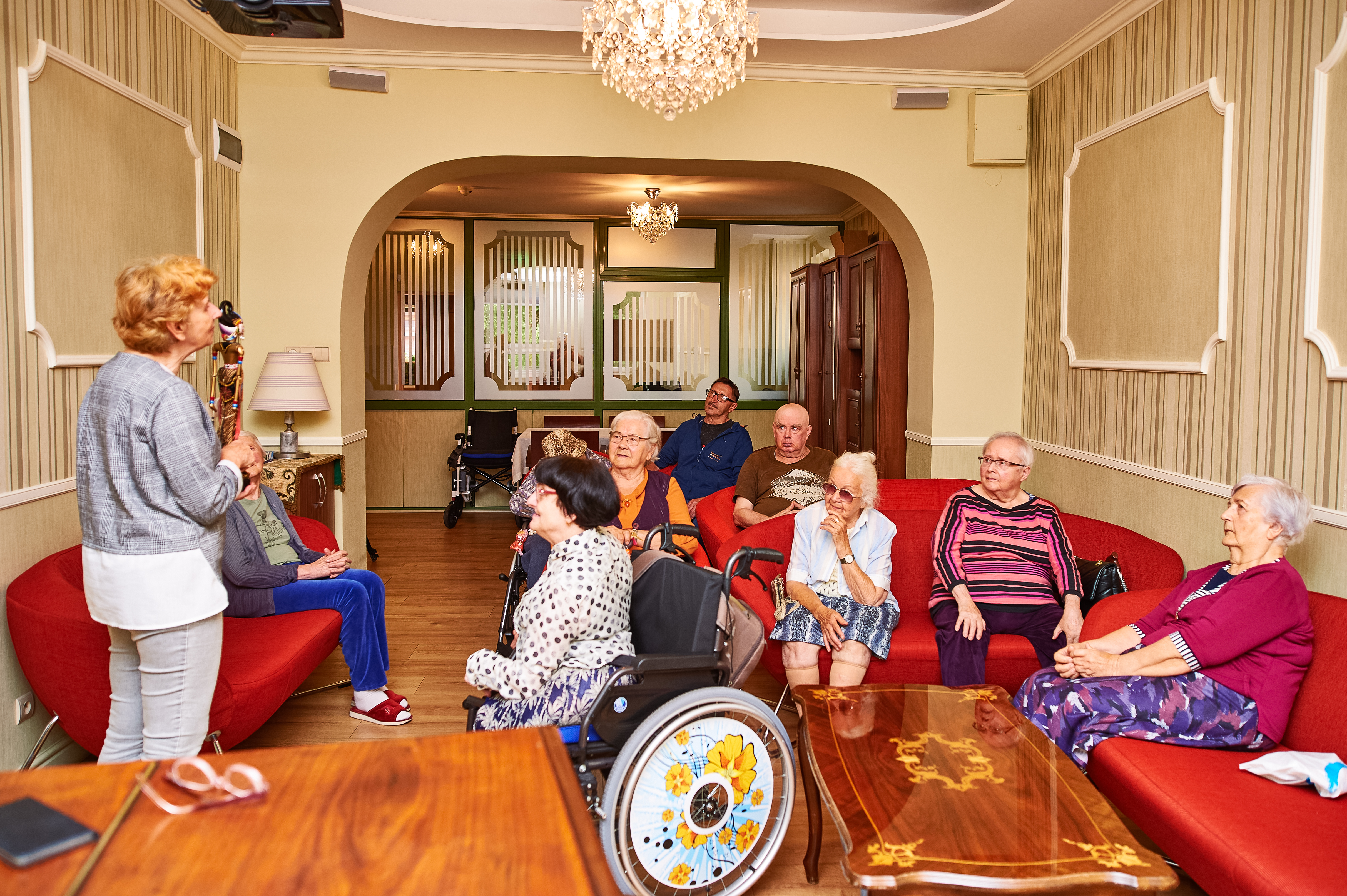 Fotografia przedstawiającą grupę seniorów podczas terapii zajęciowej