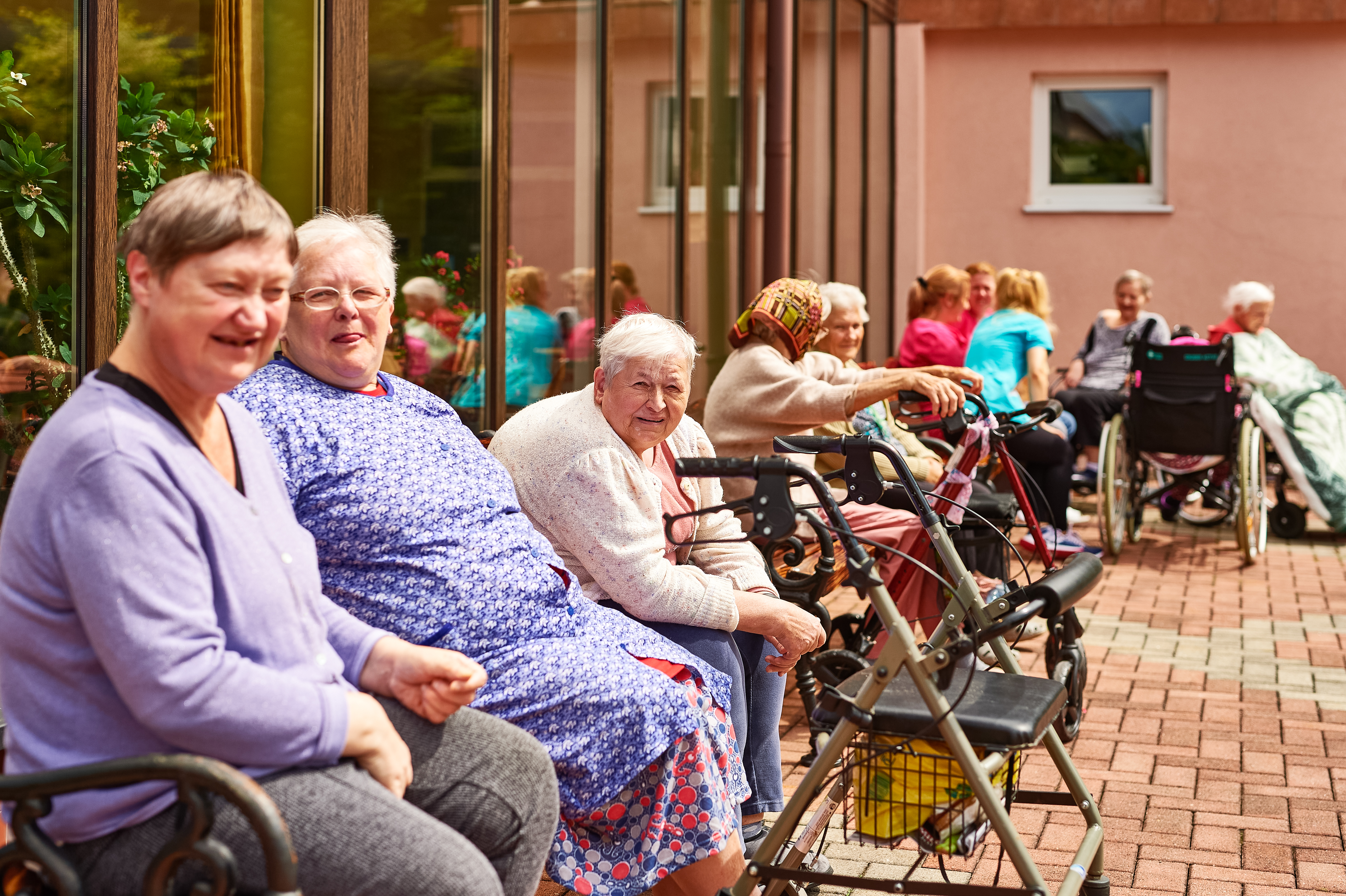 Mieszkańcy odpoczywający na dworze