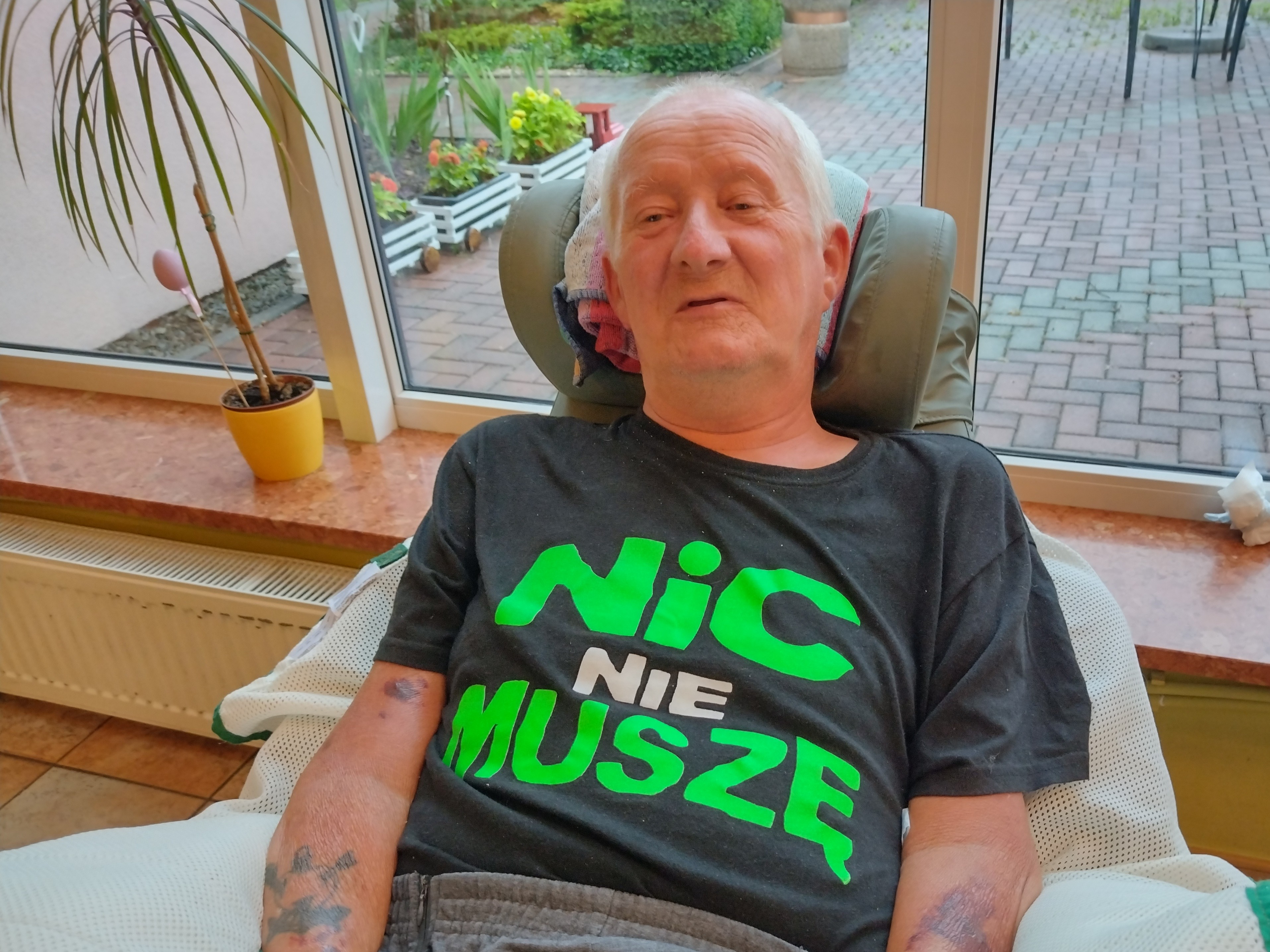 Pan leżący w koszulce z napisem 