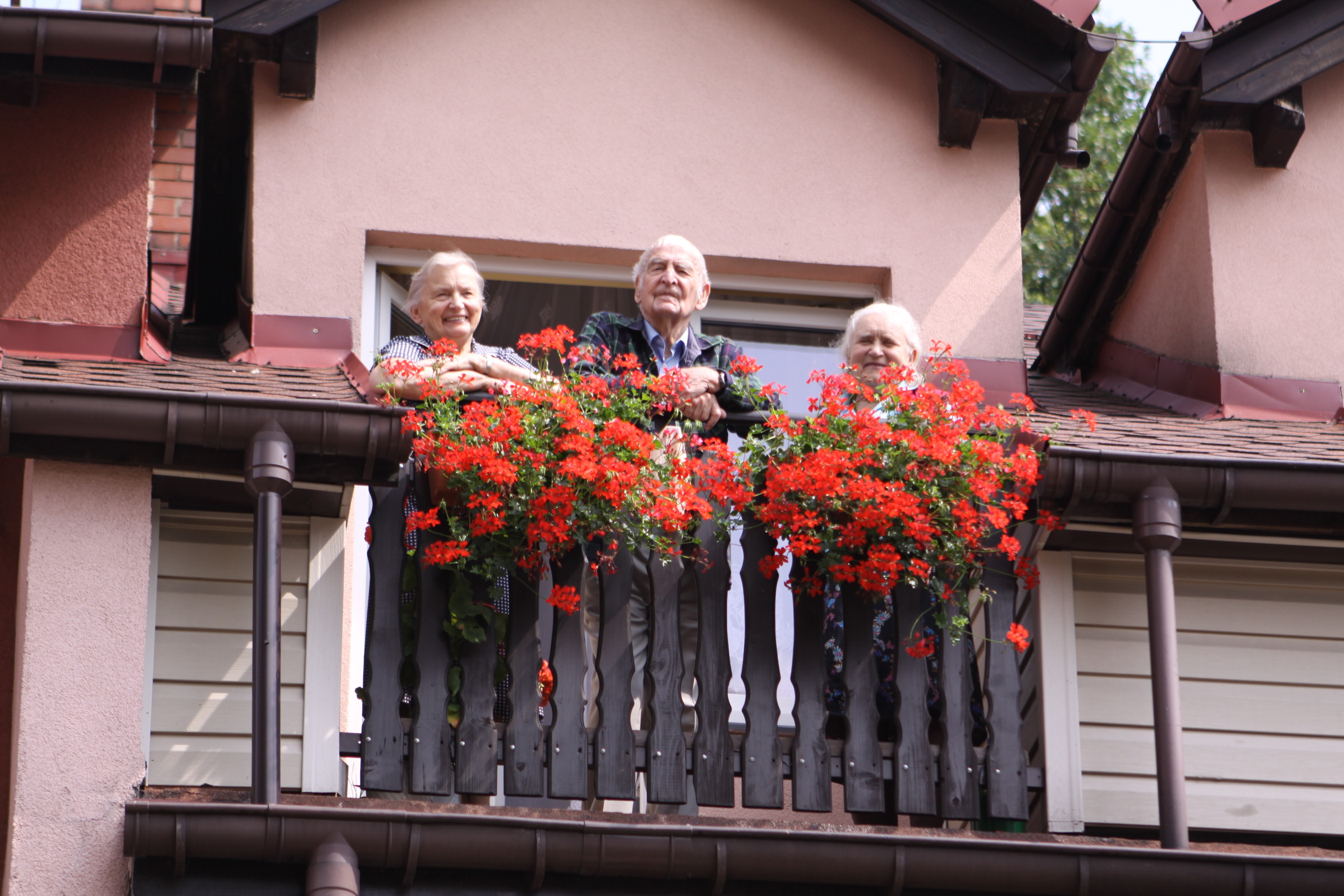 2 Panie i Pan na balkonie w domu opieki