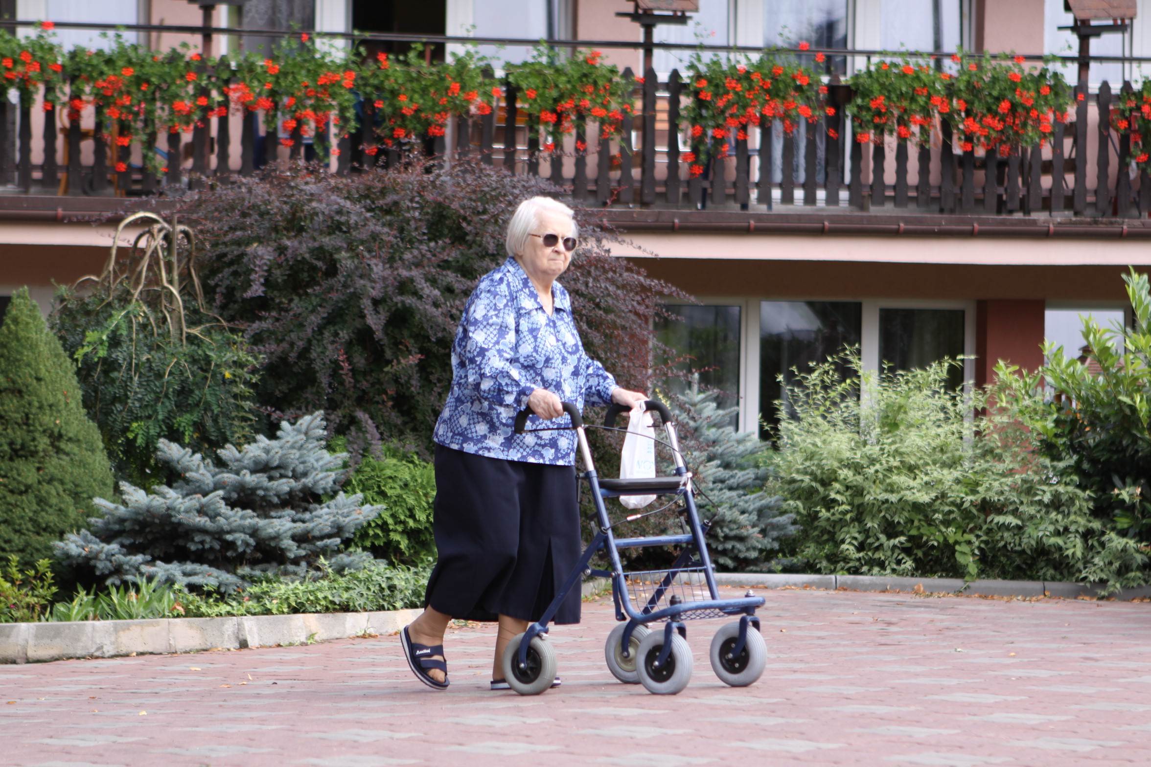 Pani z balkonikiem na spacerze