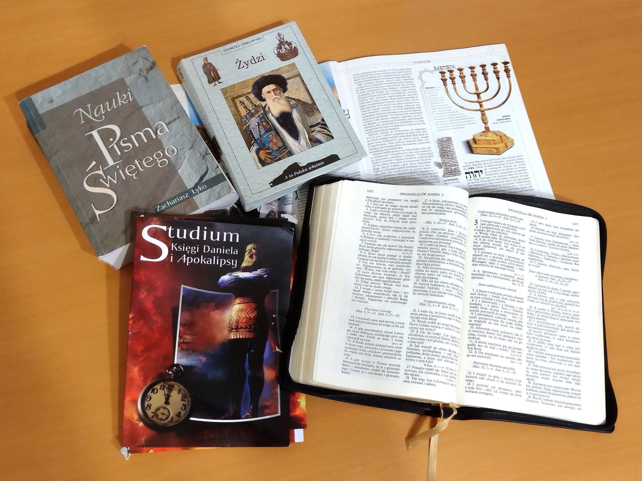 Otwarta Biblia oraz podręczniki