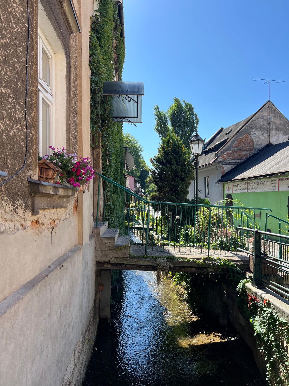 Kładka do mieszkania nad wąskim potokiem