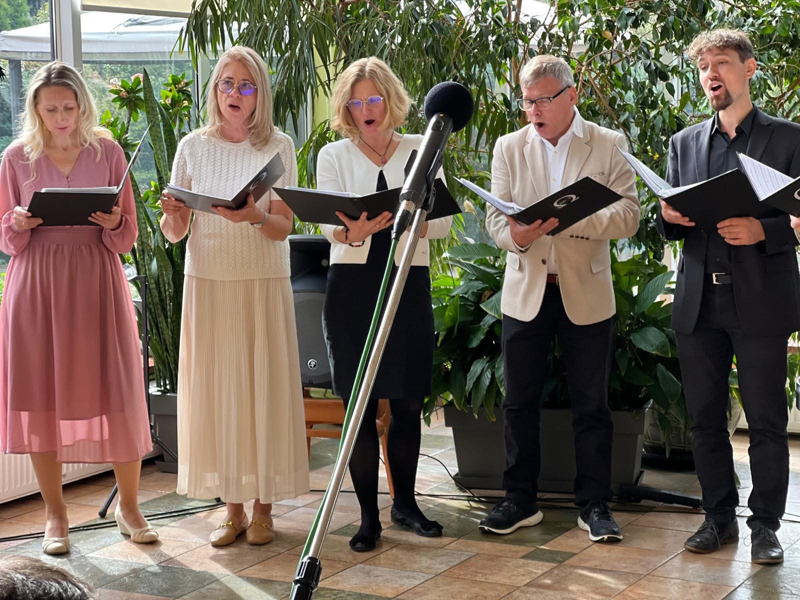 Pięcioro chórzystów