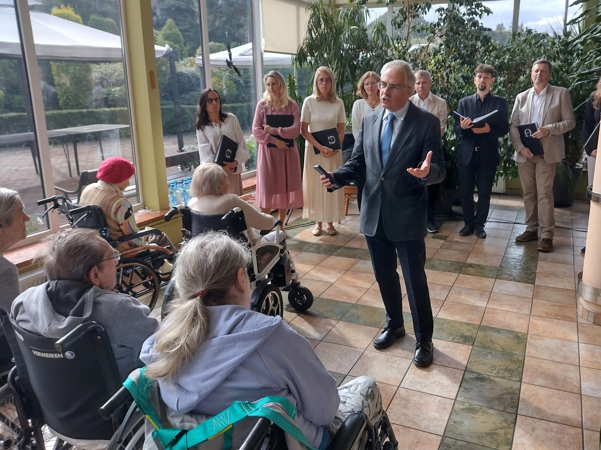 Konferansjer przemawiający do seniorów