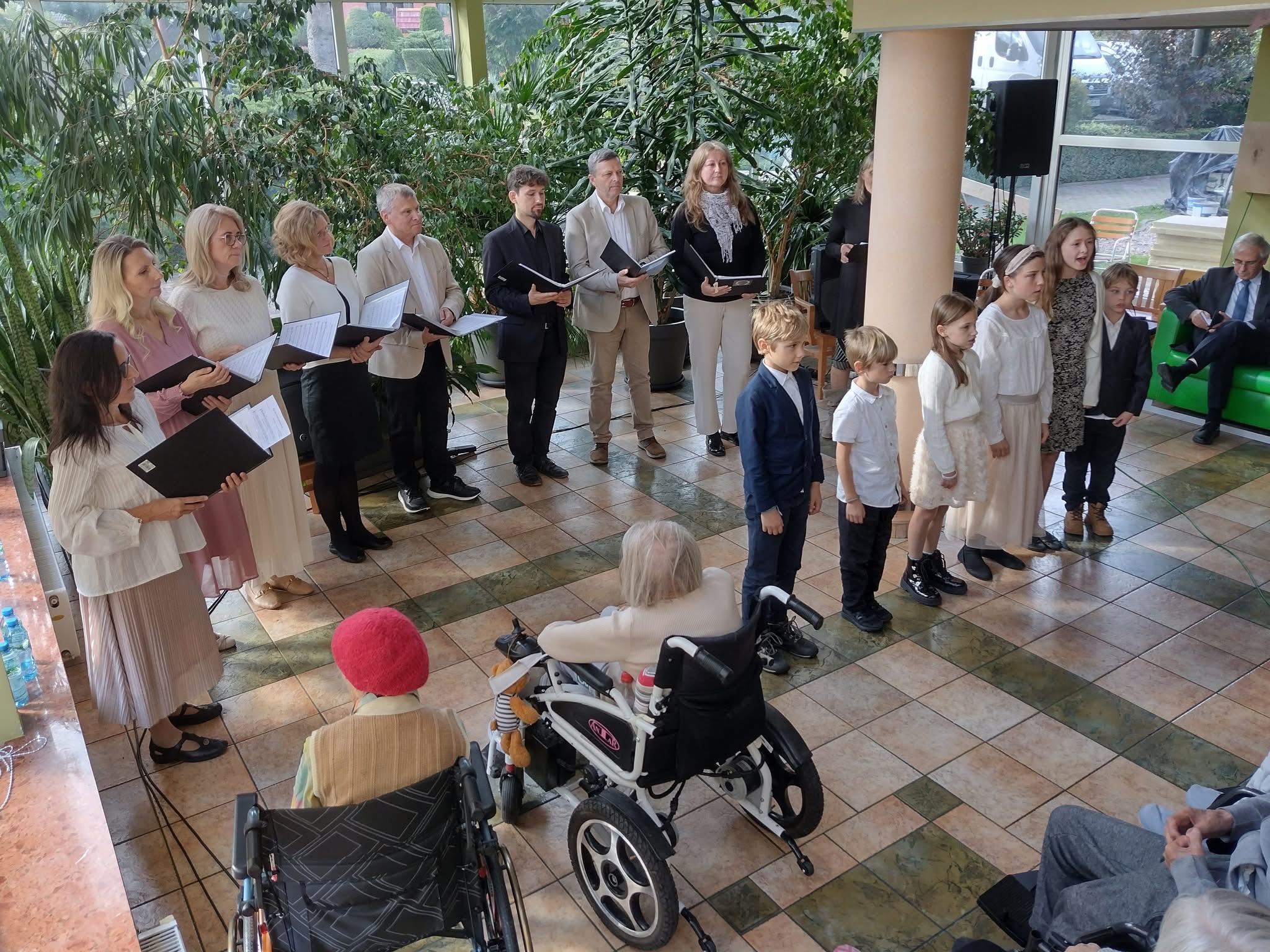 Chórzyści podczas wykonywania pieśni