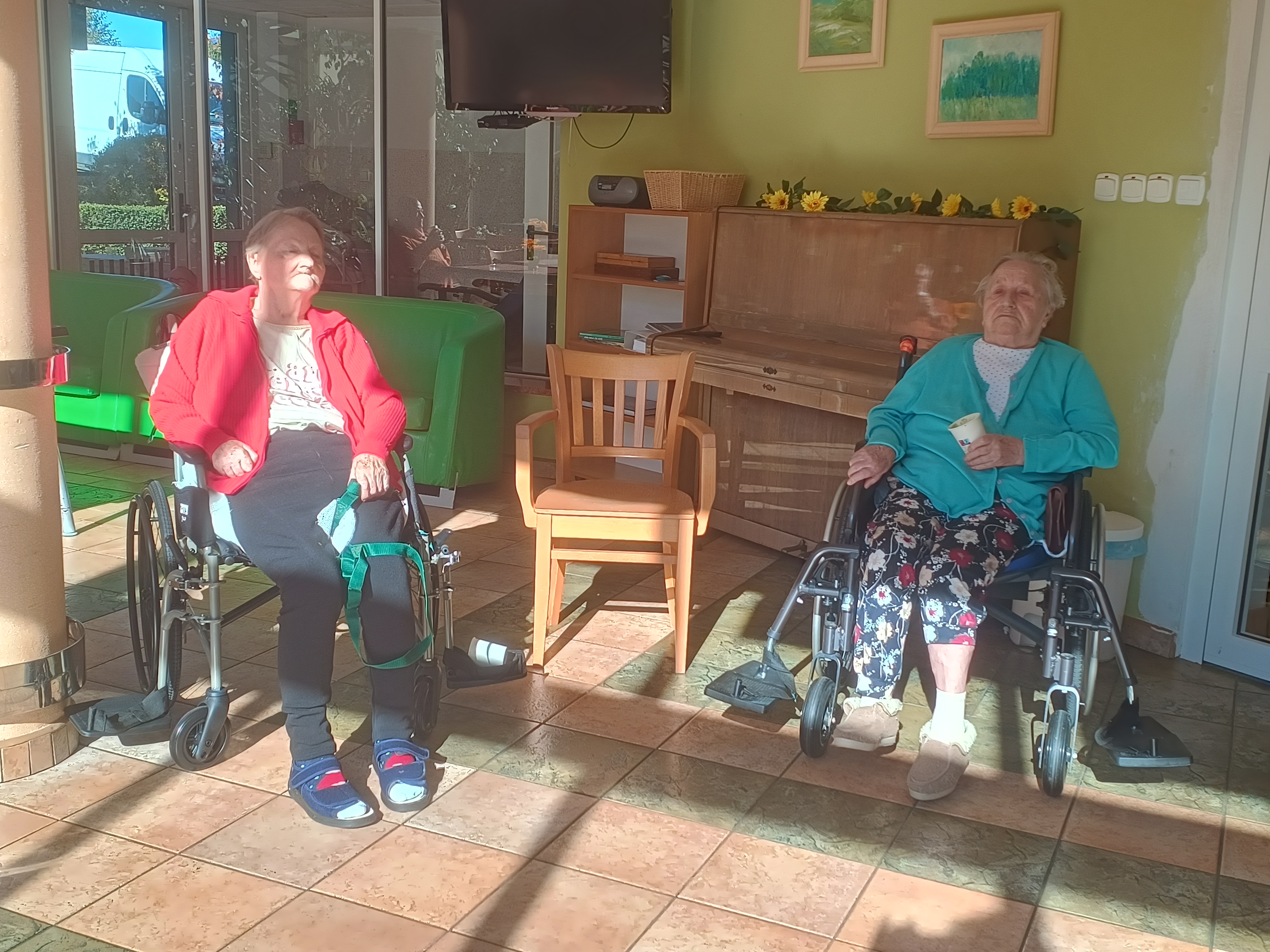 Panie na wózkach z kubeczkami z koktajlem