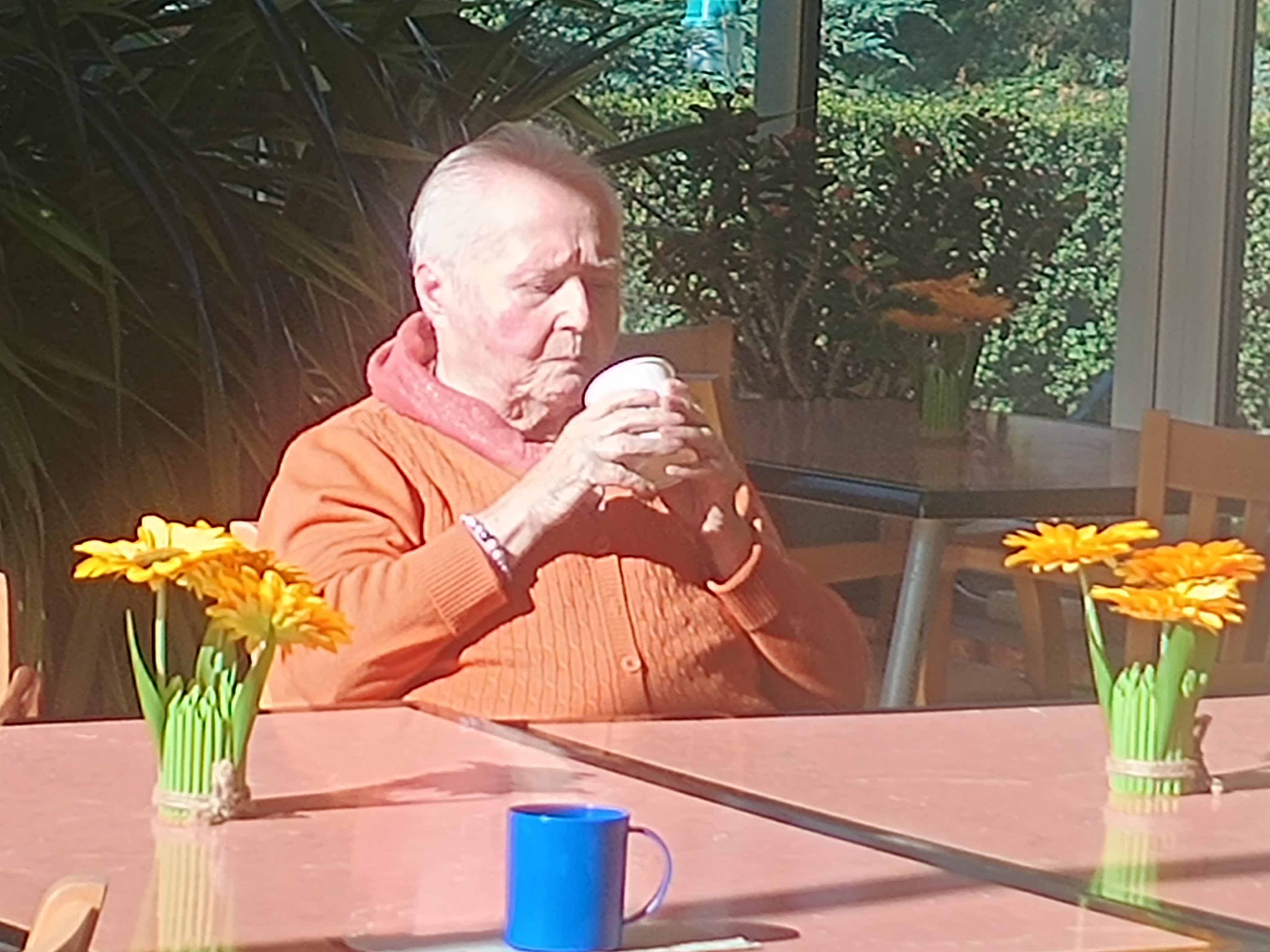 Seniorka degustuje koktajl warzywno-owocowy