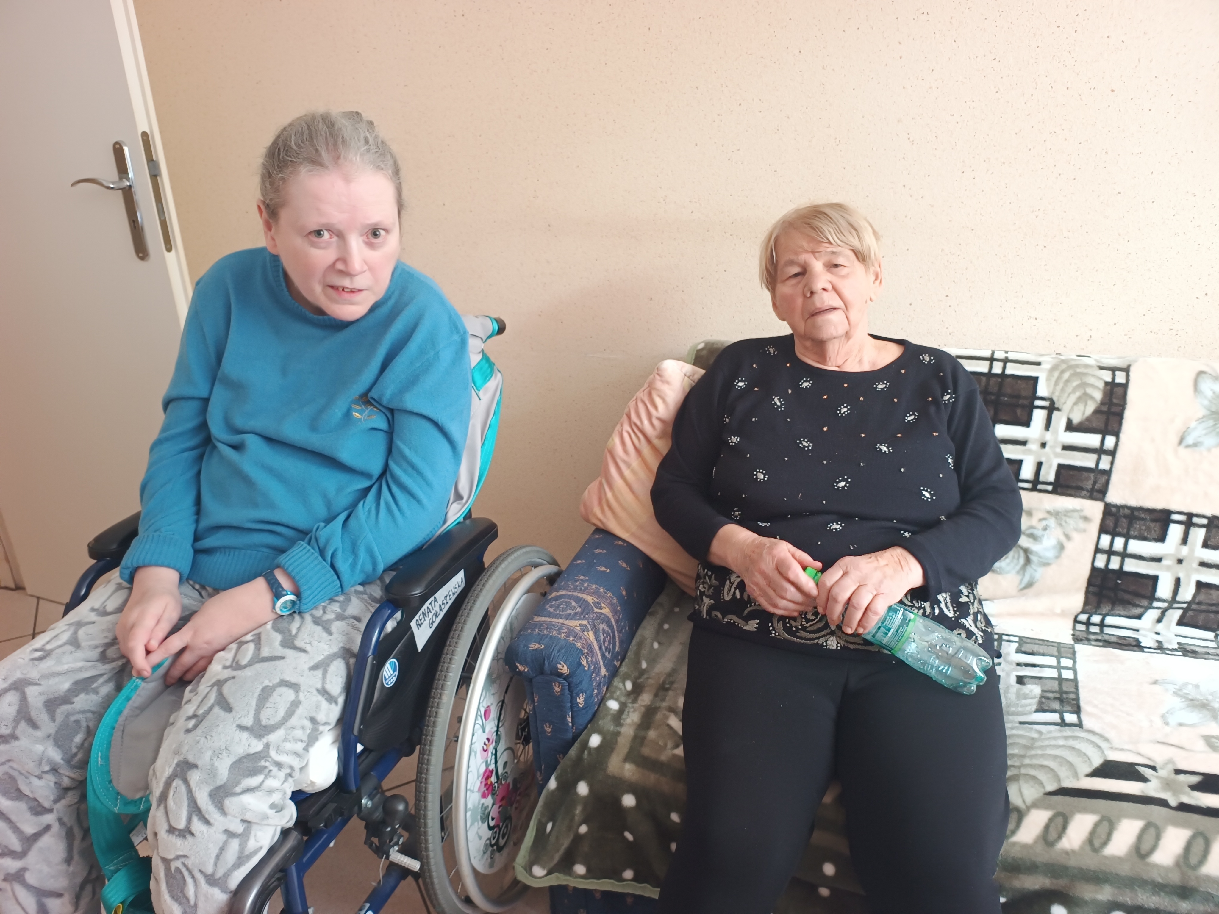 Dziewczyna na wózku oraz starsza pani na kanapie