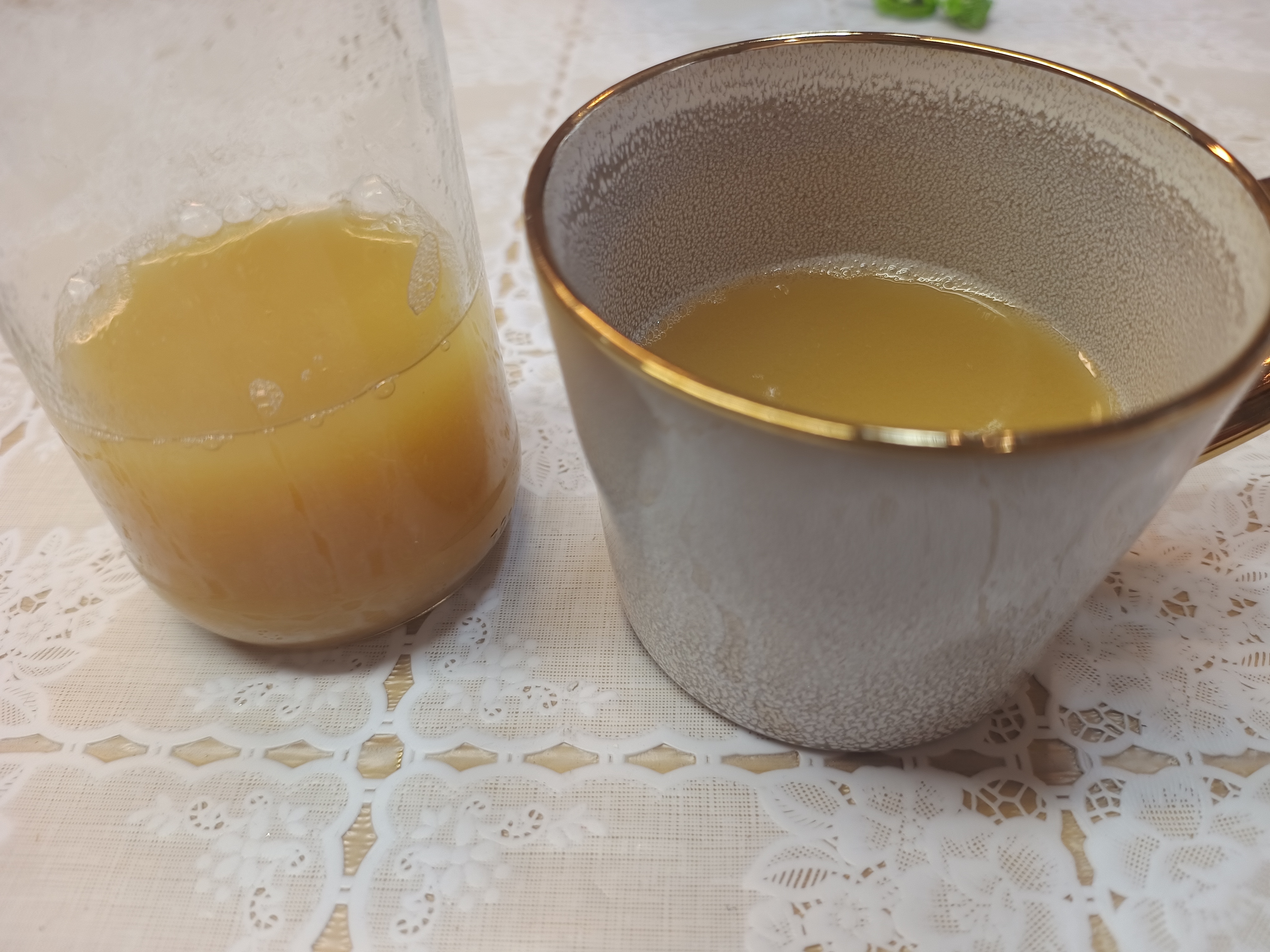 Filiżanka wypełniona syropem z pigwy