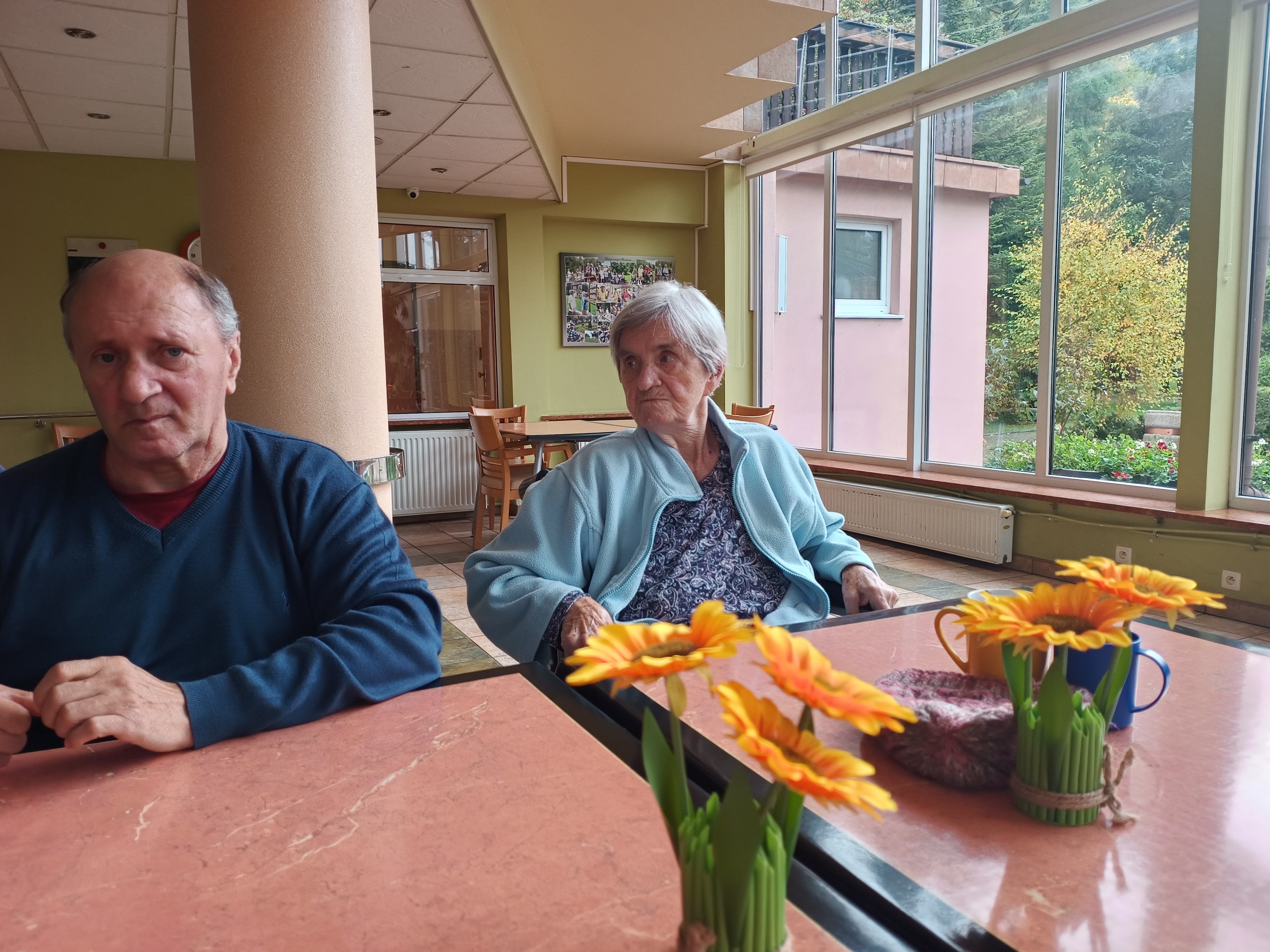 Starszy mężczyzna i kobieta siedzą przy stole