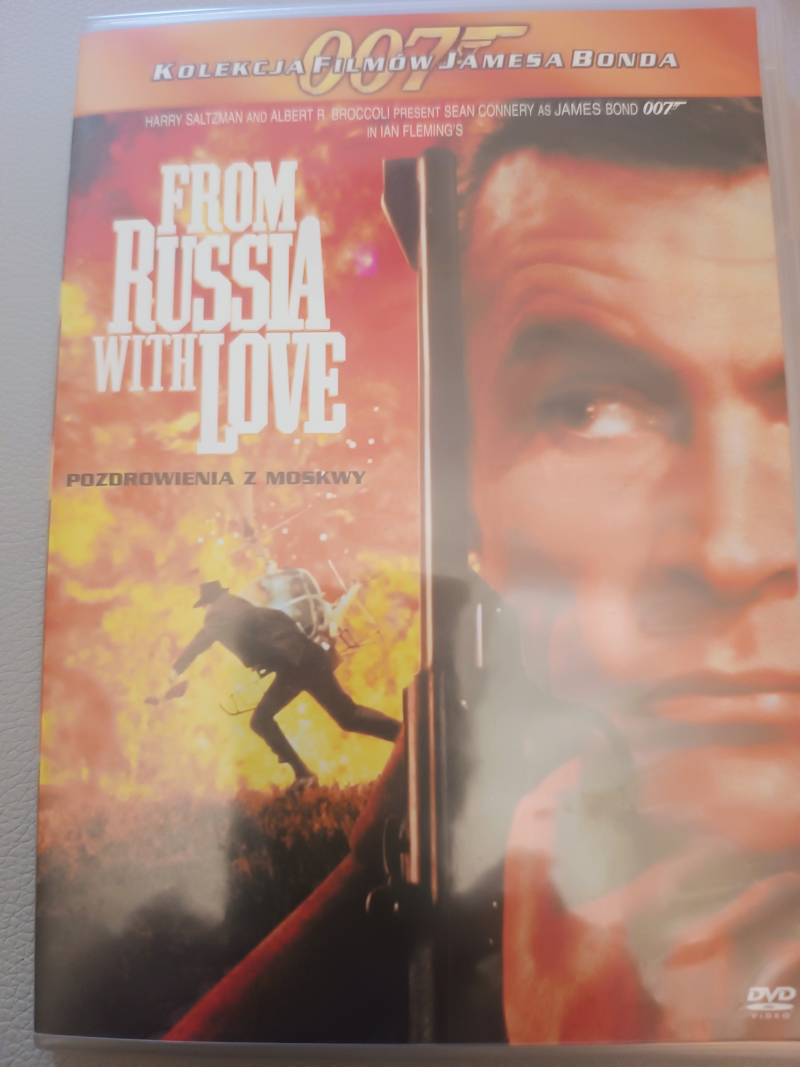 Okładka z filmu o agencie Bondzie