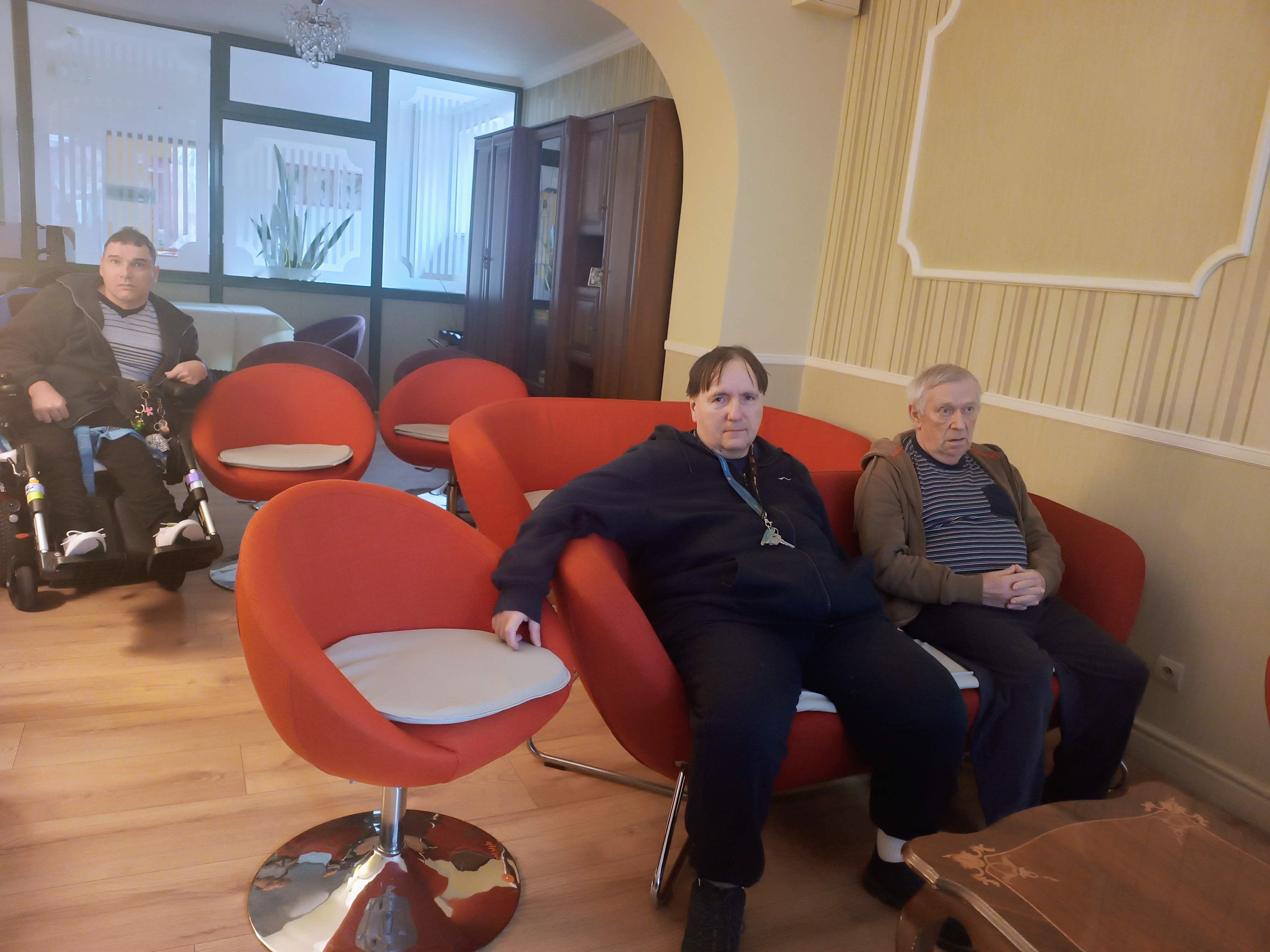 Seniorzy podczas seansu