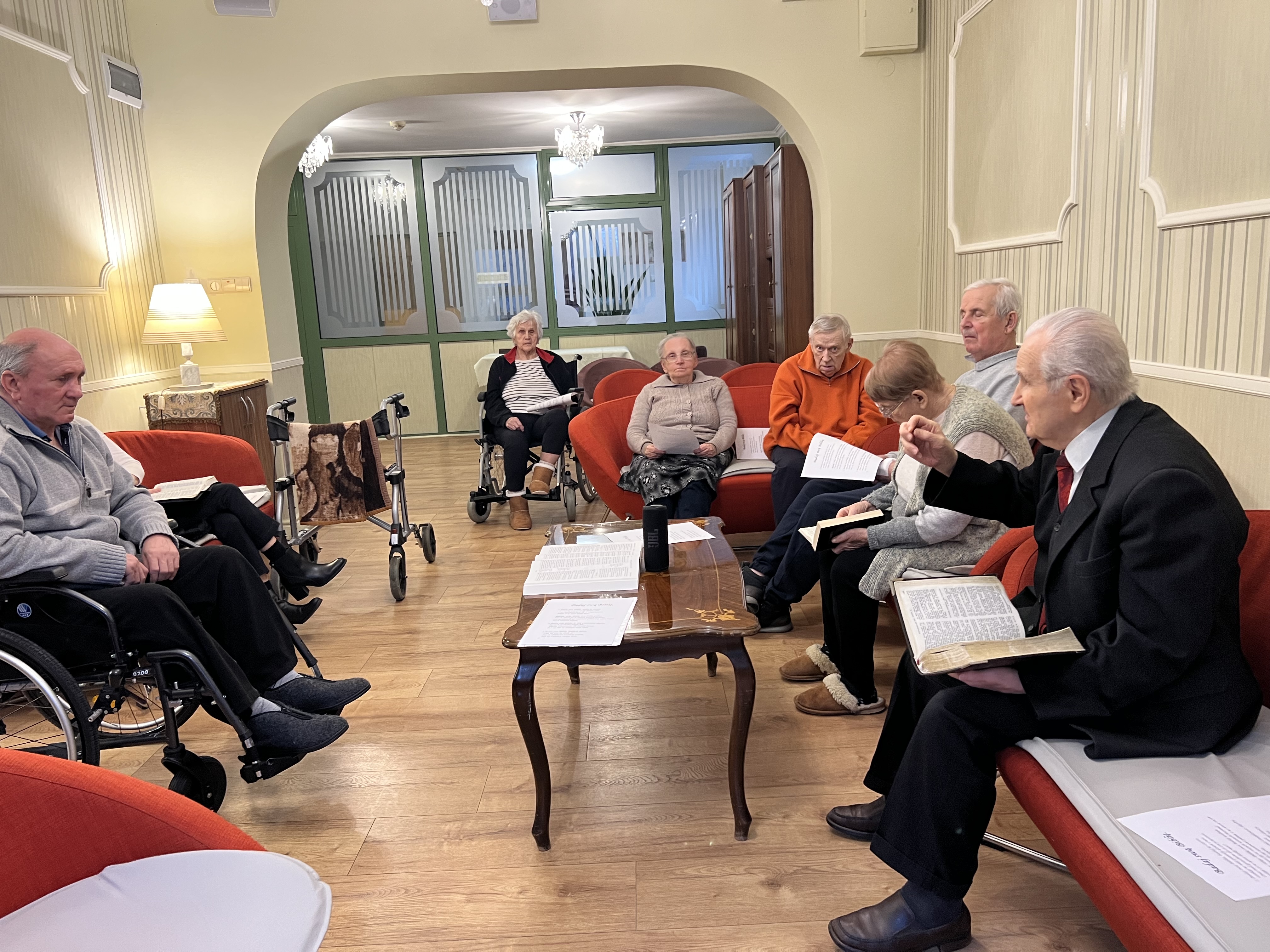 Seniorzy w świetlicy podczas studium biblijnego