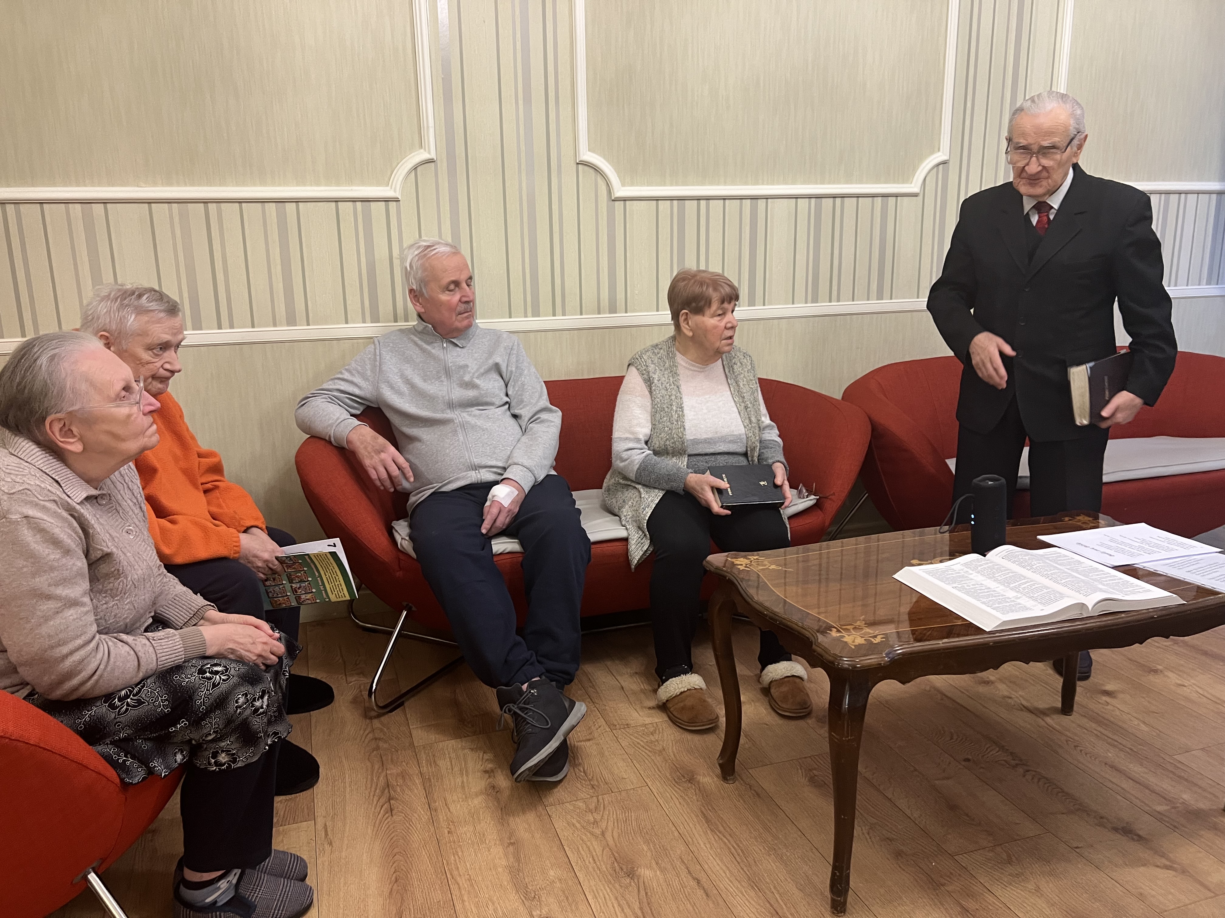 Seniorzy w świetlicy podczas studium biblijnego