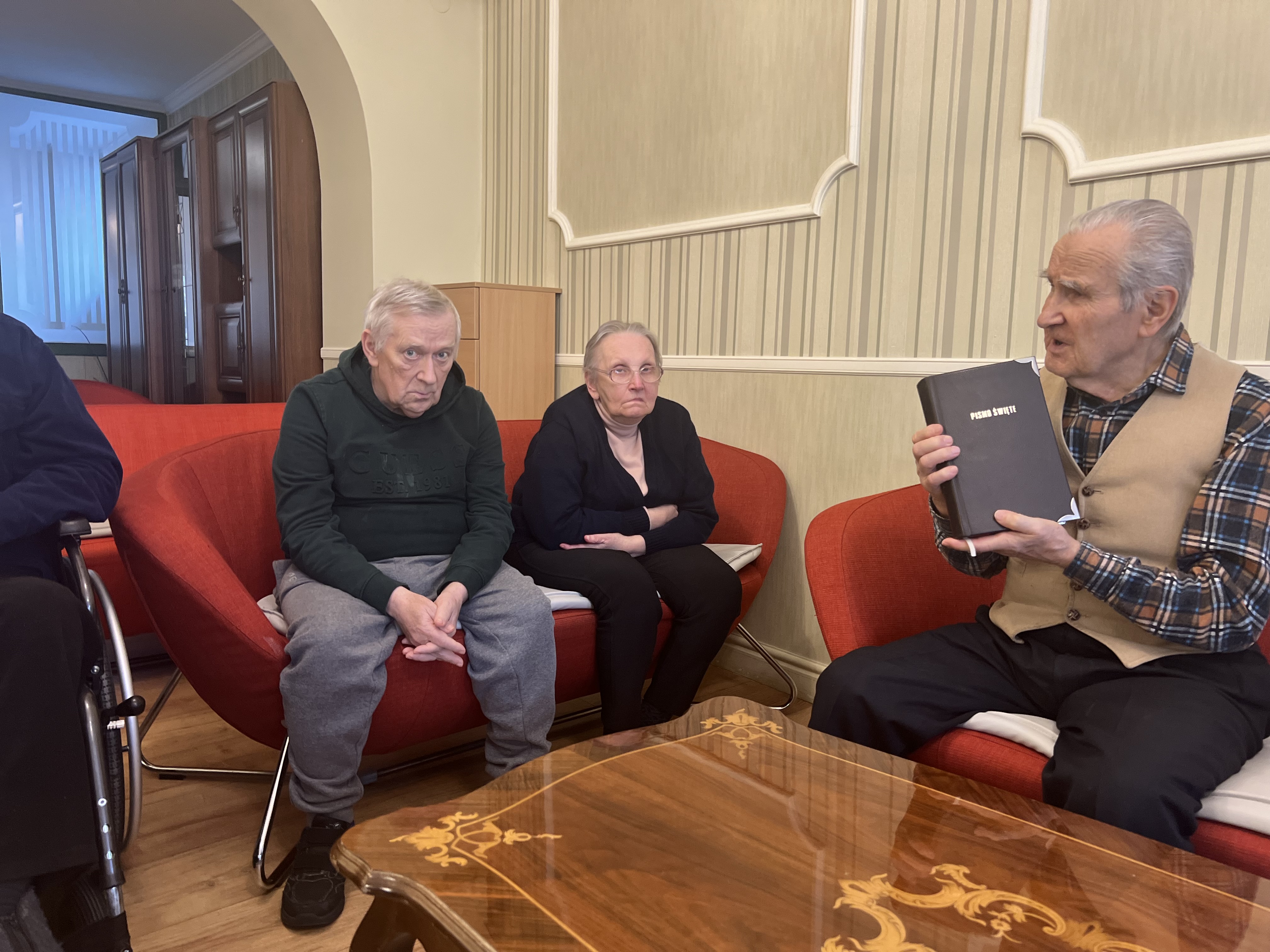 Seniorzy w świetlicy podczas studium biblijnego
