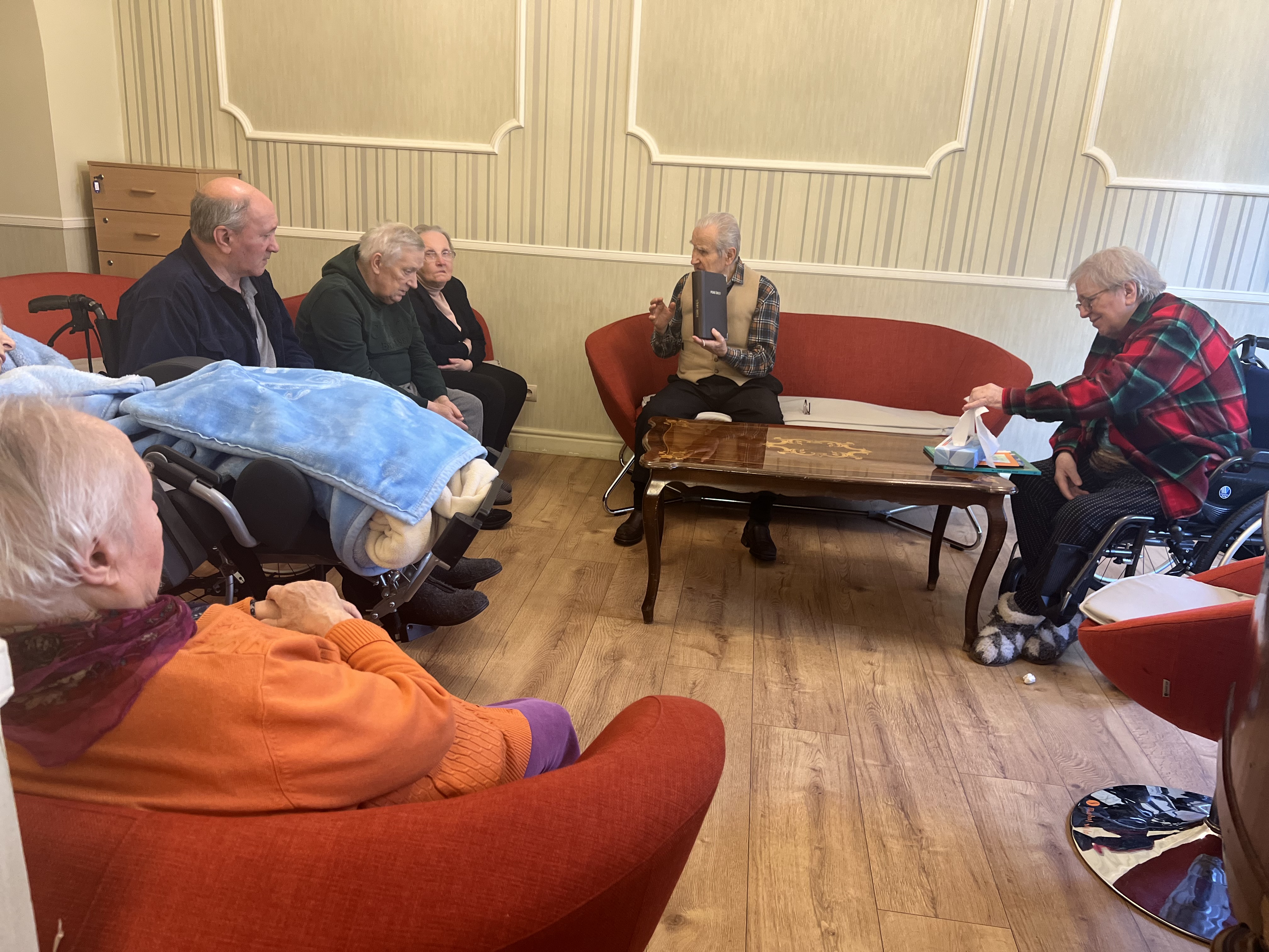Seniorzy w świetlicy podczas studium biblijnego