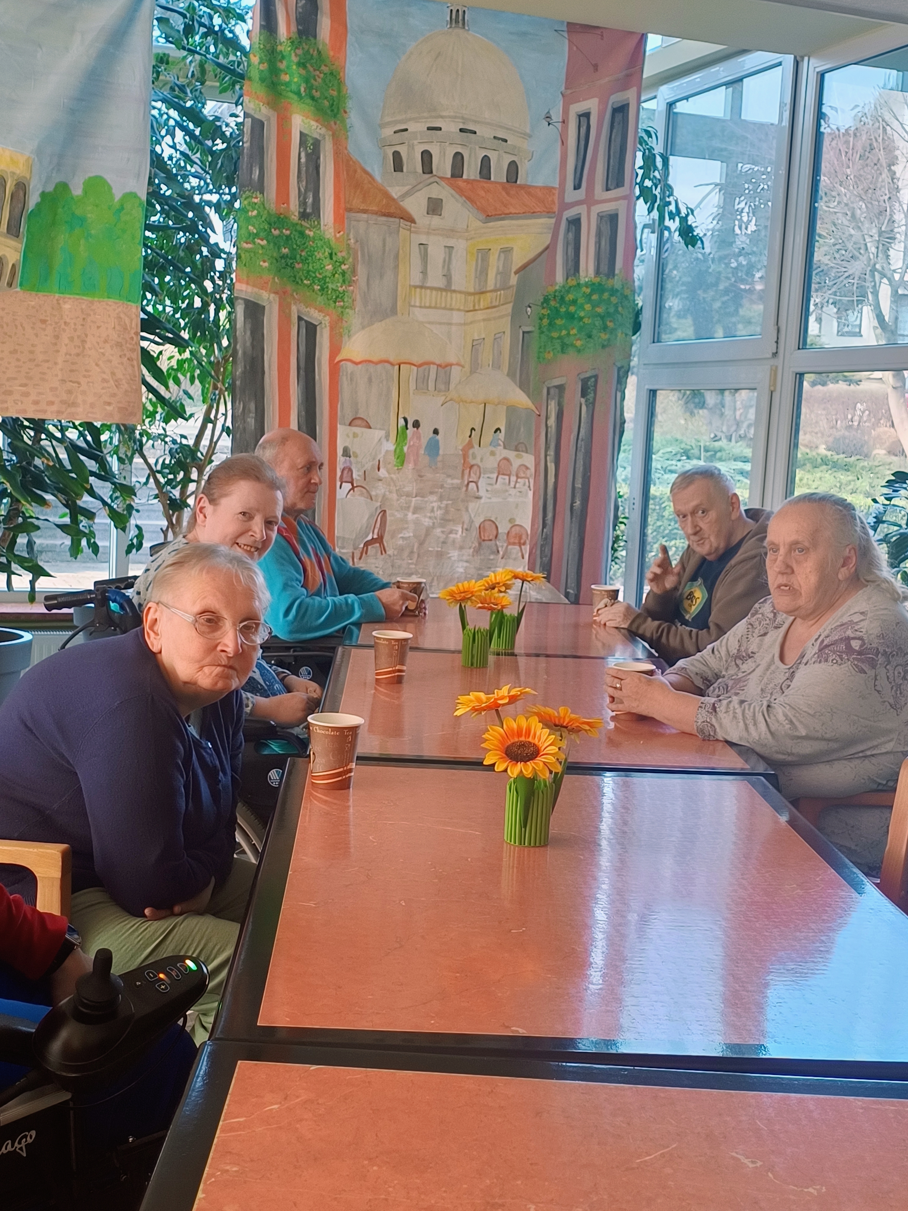 Seniorzy przy stolikach podczas degustacji