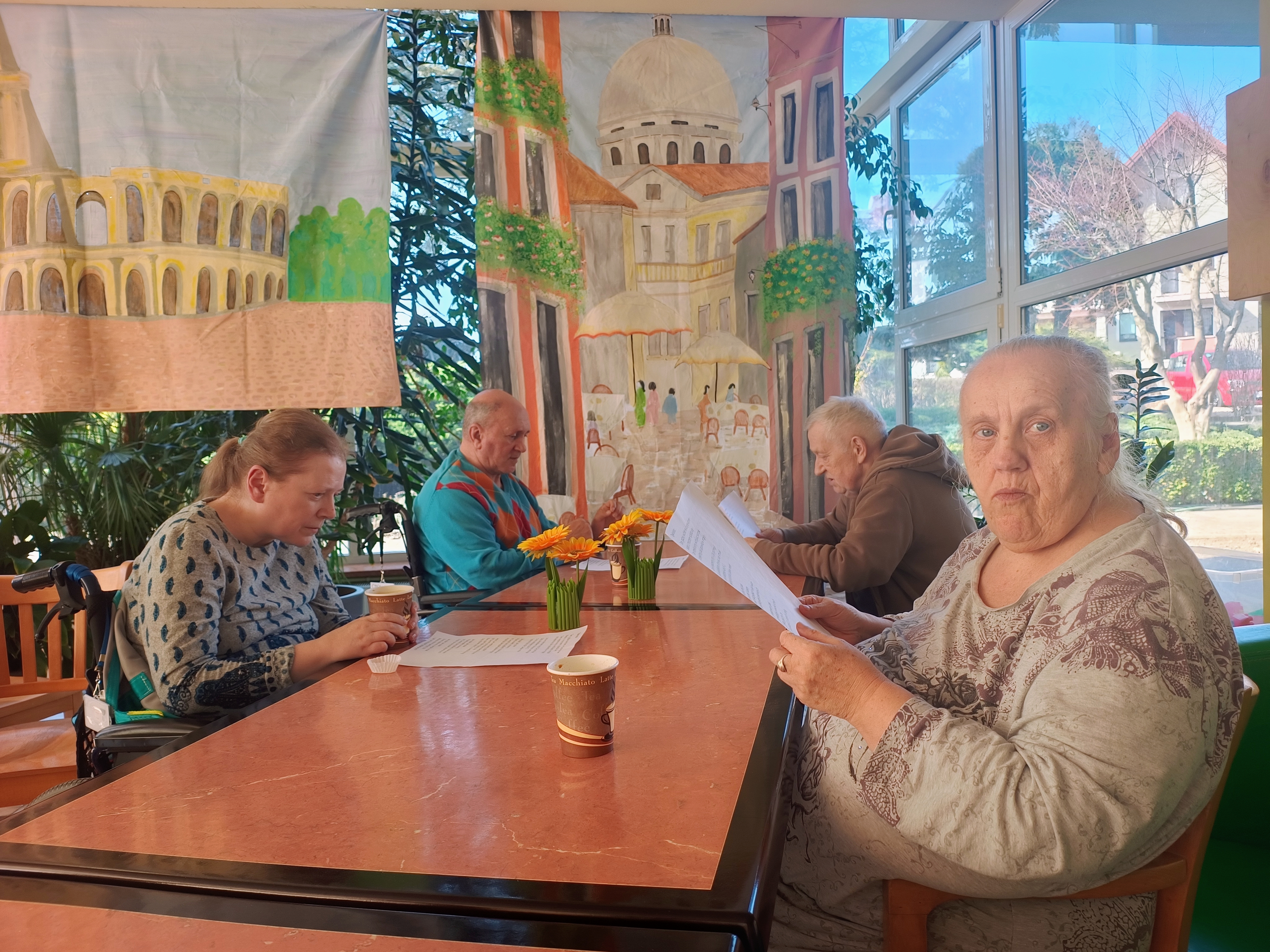 Seniorzy przy stolikach podczas degustacji