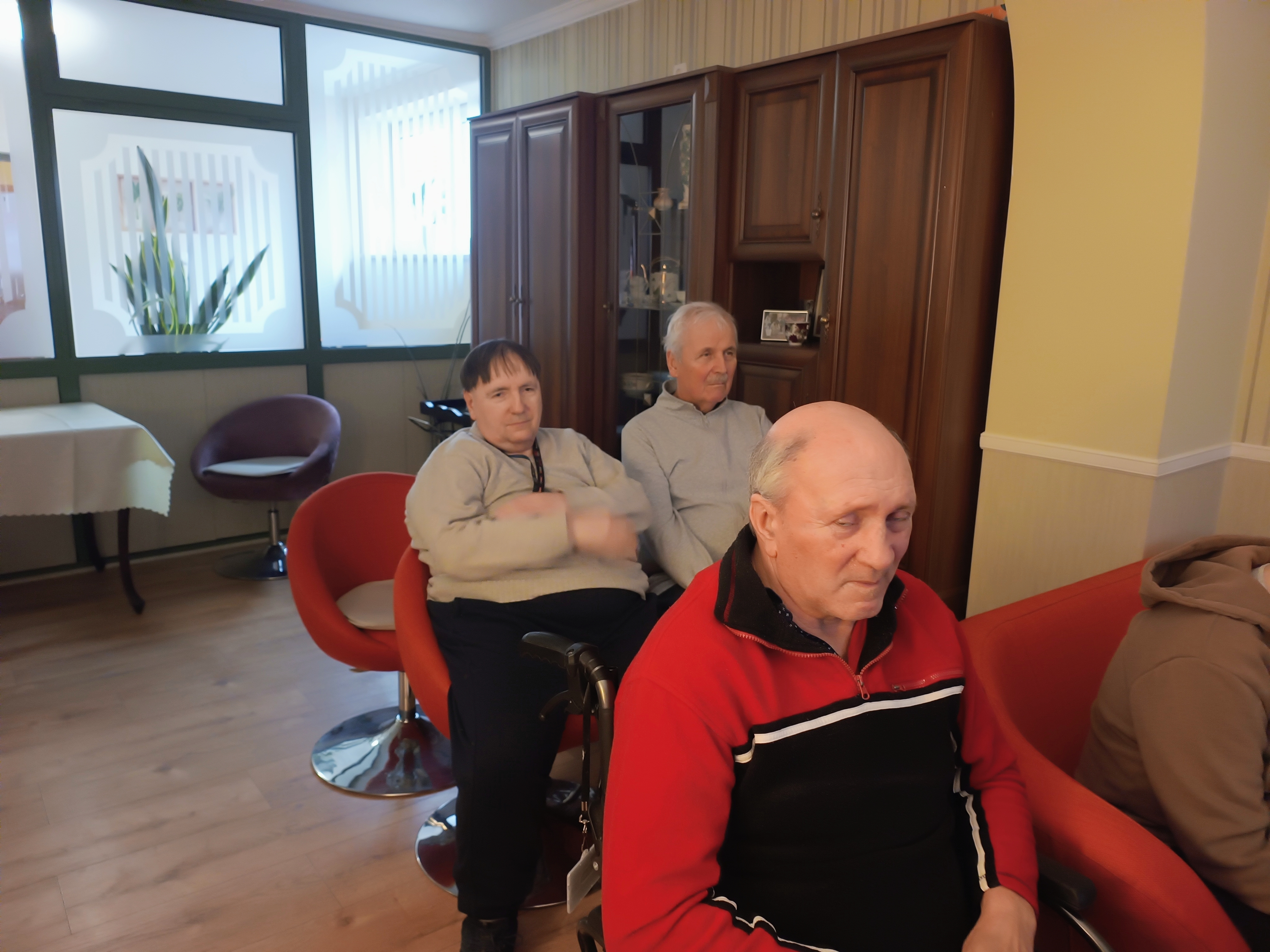 Seniorzy podczas seansu filmowego