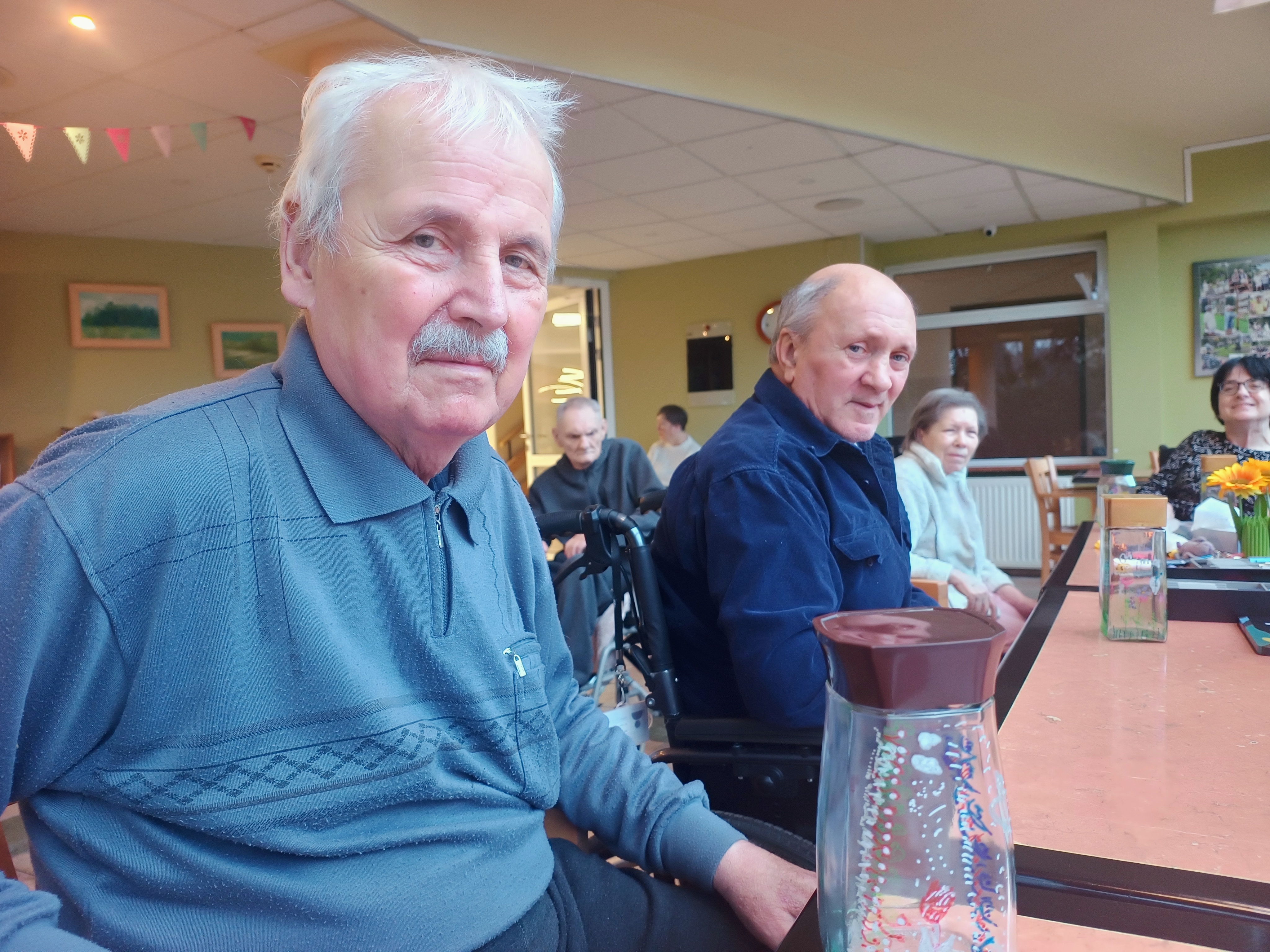 Seniorzy malują słoiki