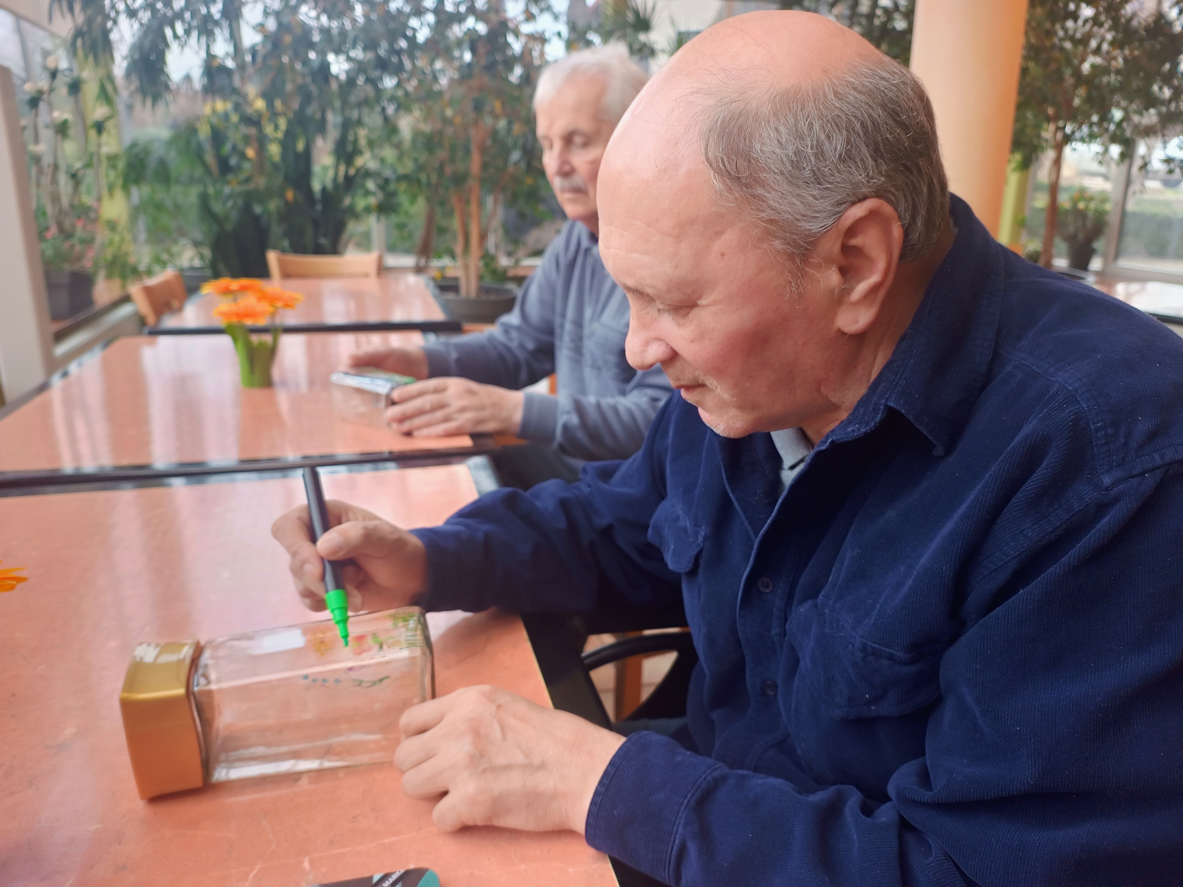 Seniorzy malują słoiki