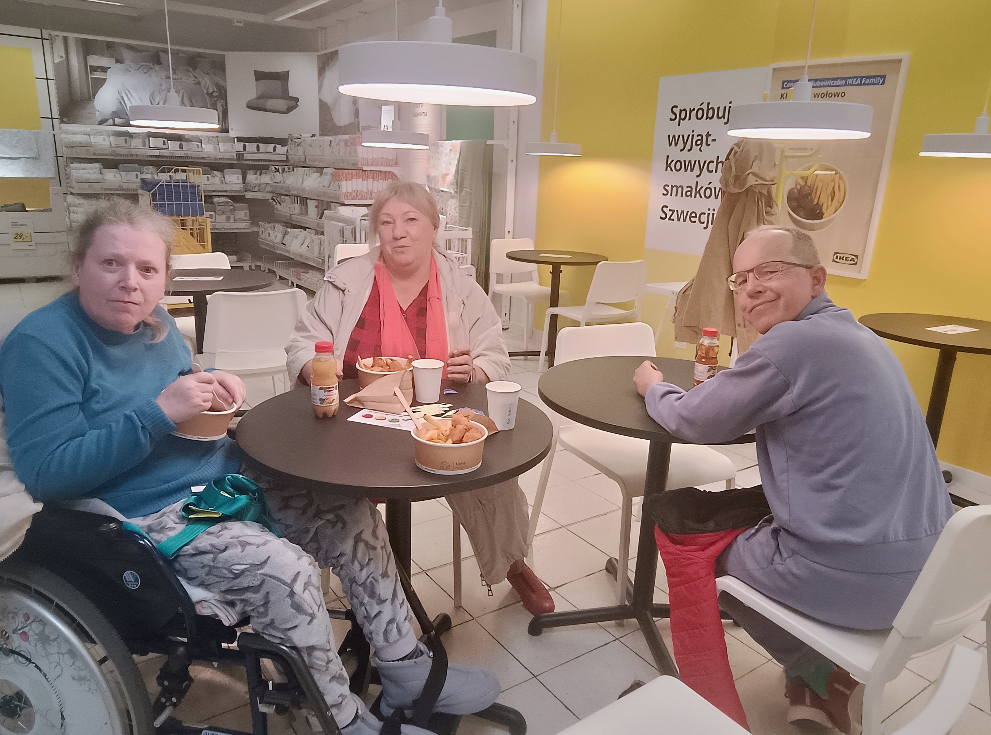 Grupka osób przy stolikach w restauracji IKEA