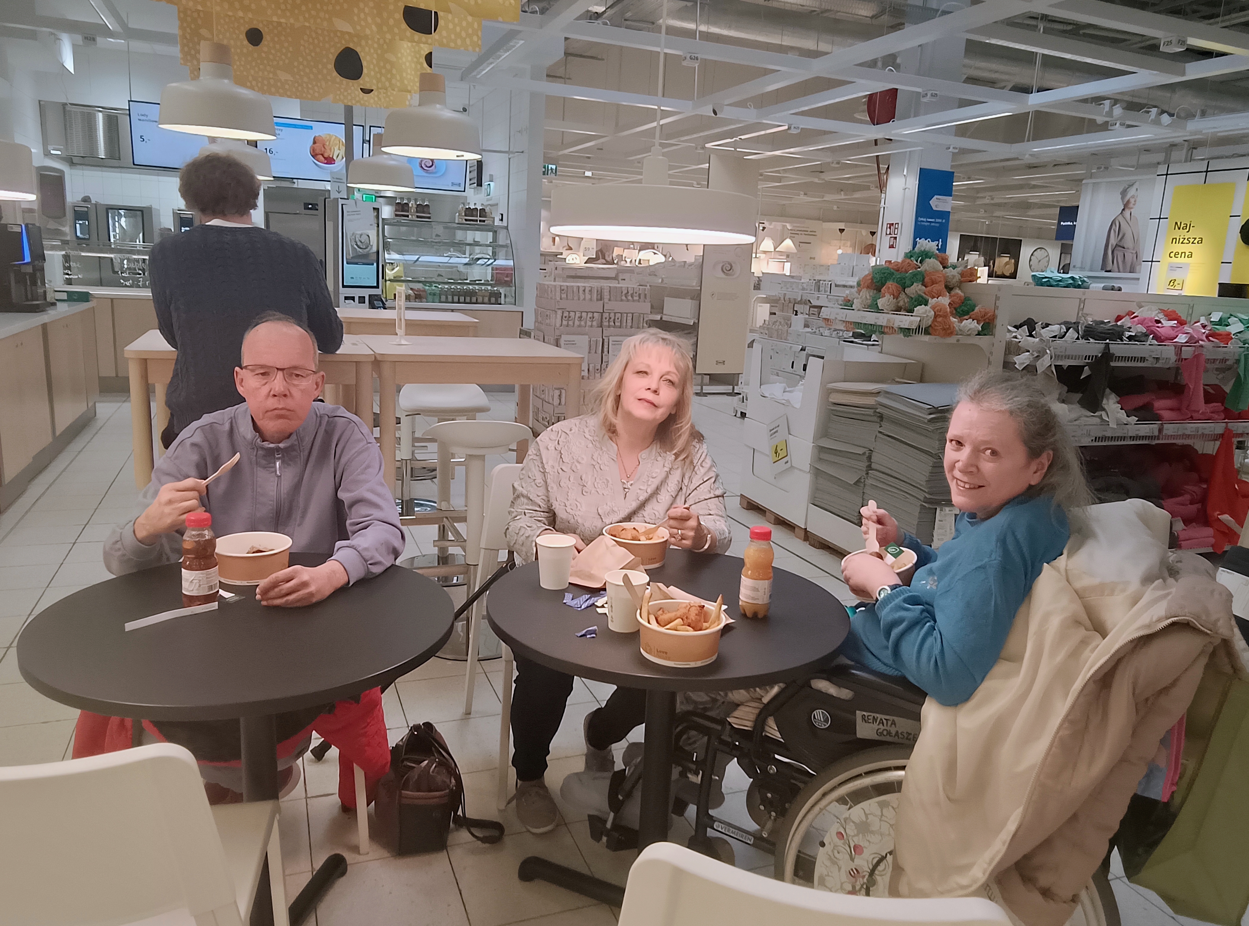 Grupka osób przy stolikach w restauracji IKEA