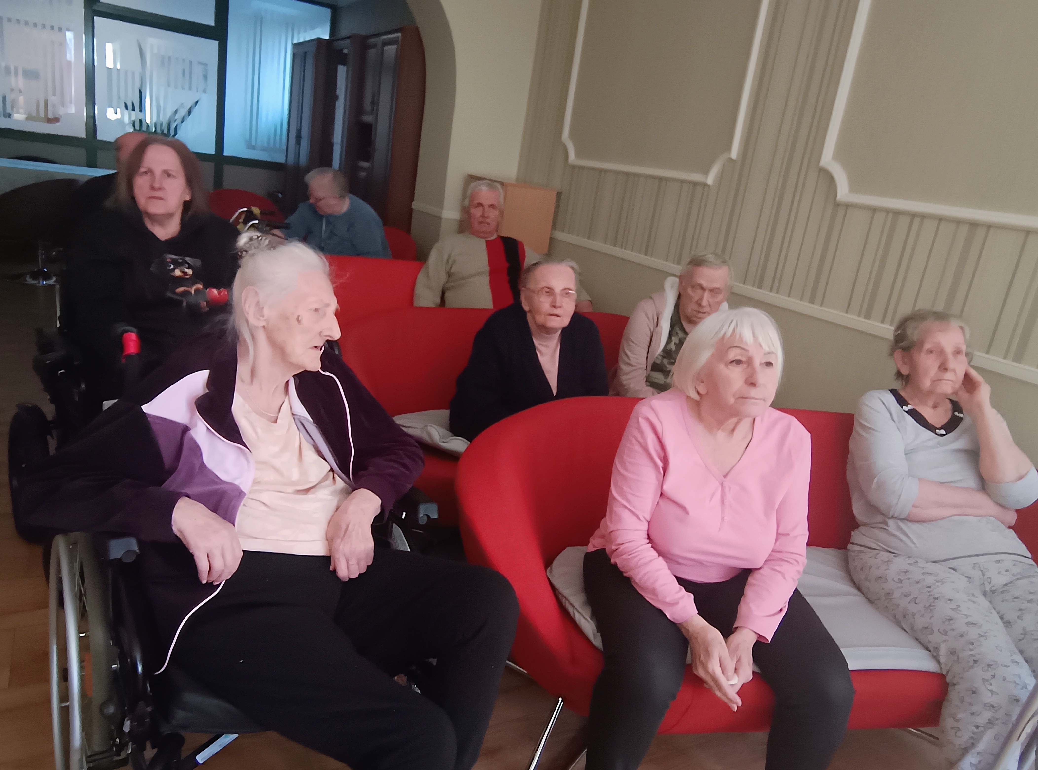 Seniorzy podczas seansu filmowego