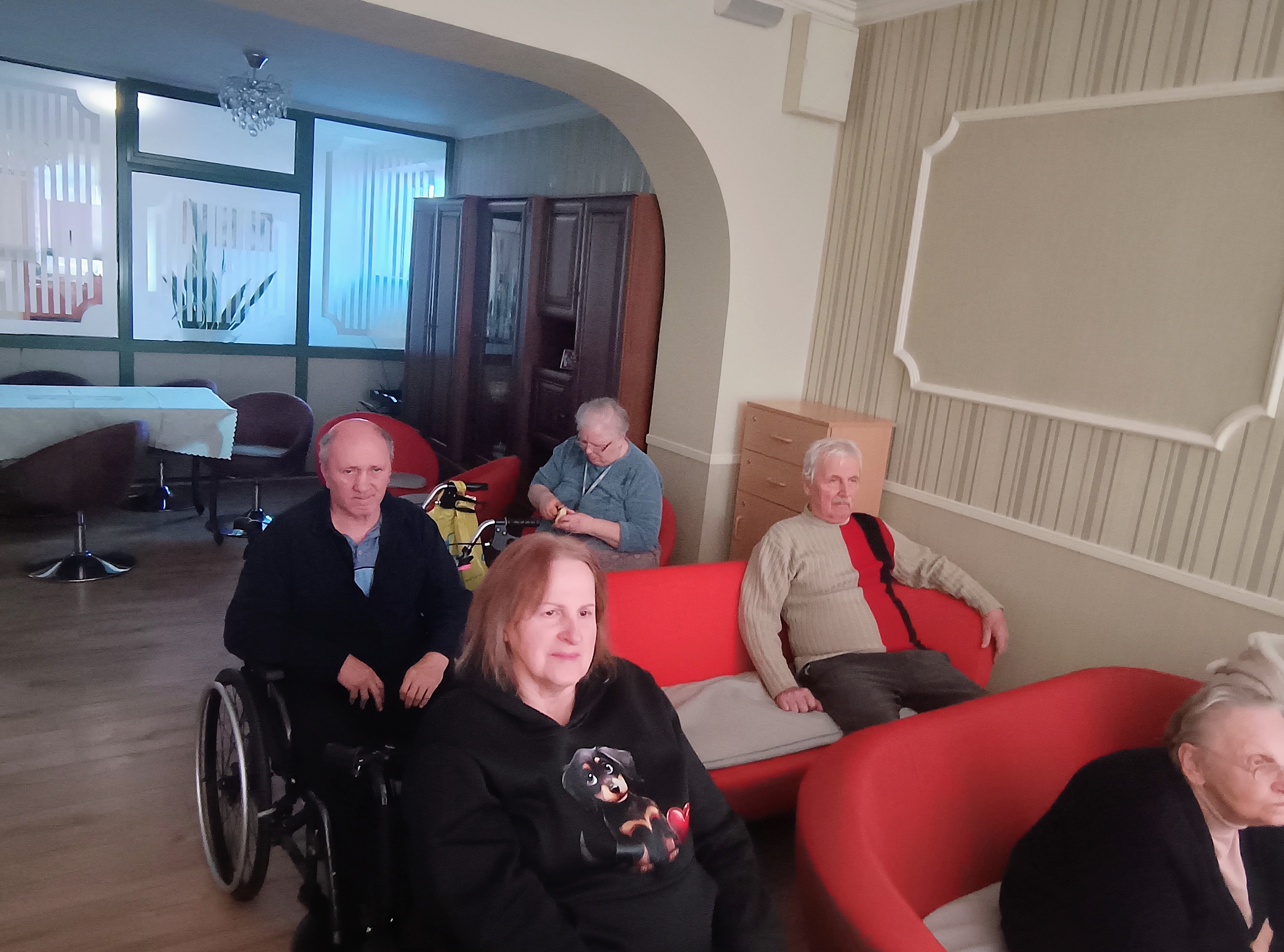 Seniorzy podczas seansu filmowego