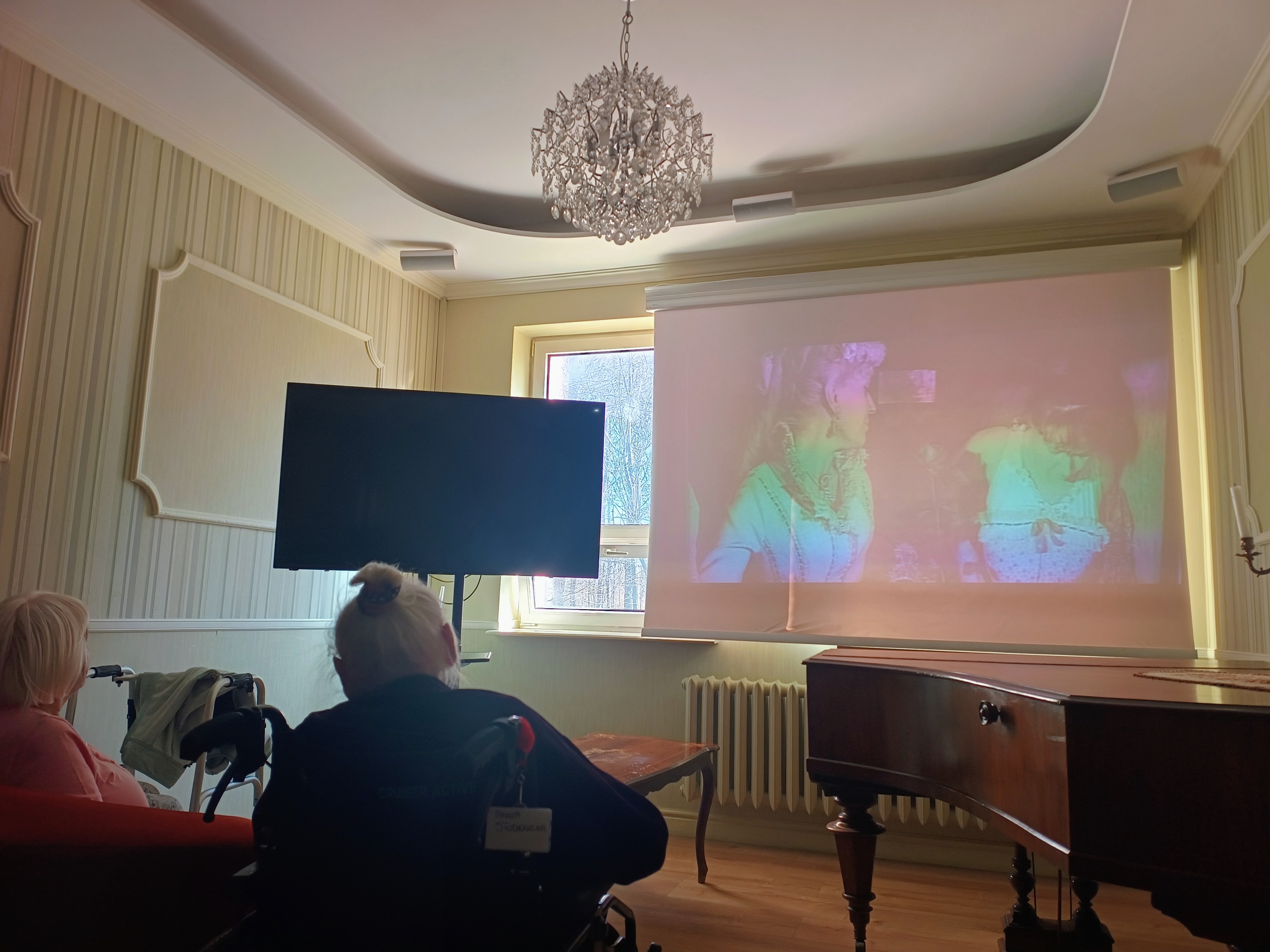 Seniorki patrzą na ekran w świetlicy