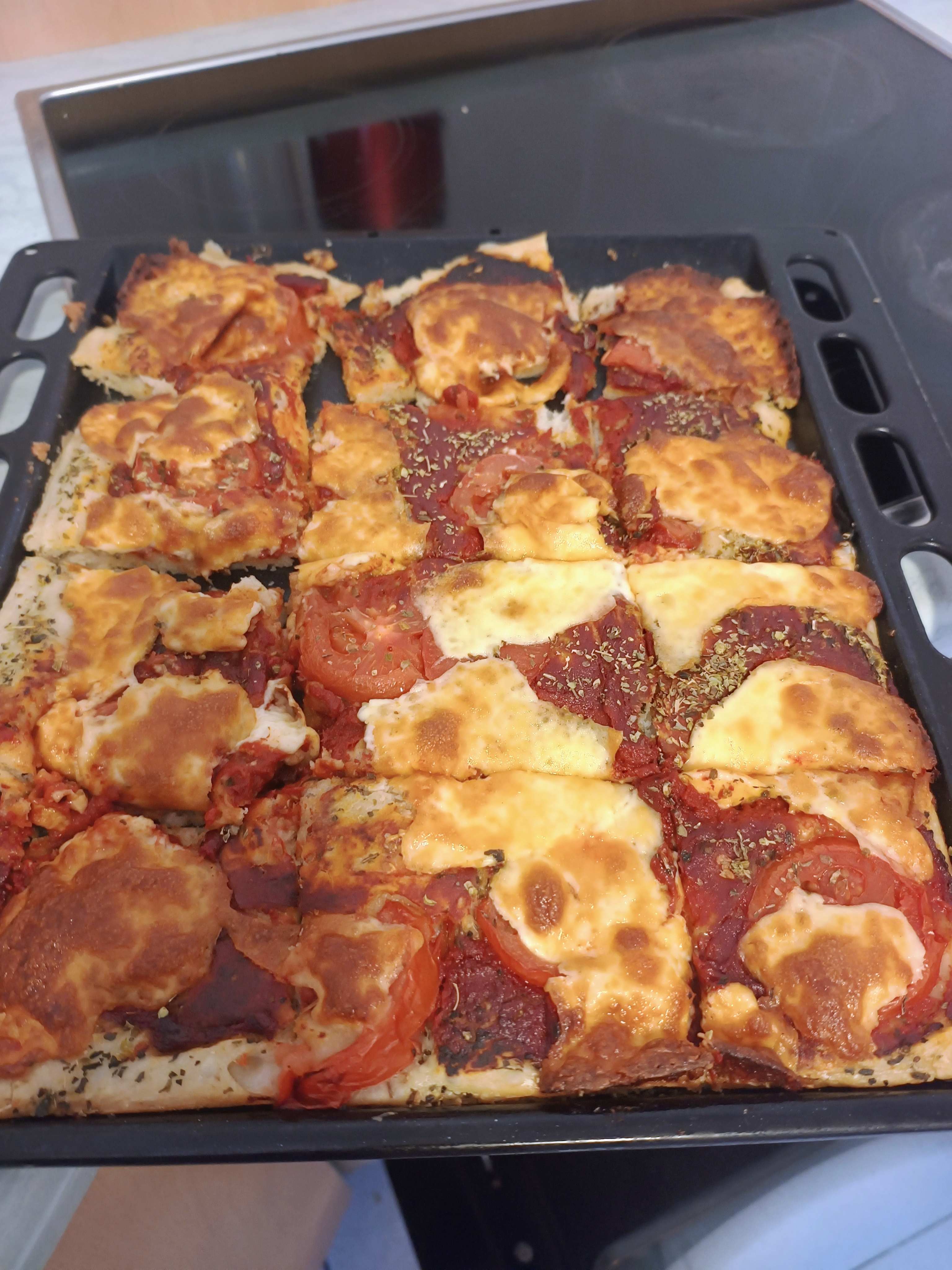 Pizza wyjęta z piekarnika