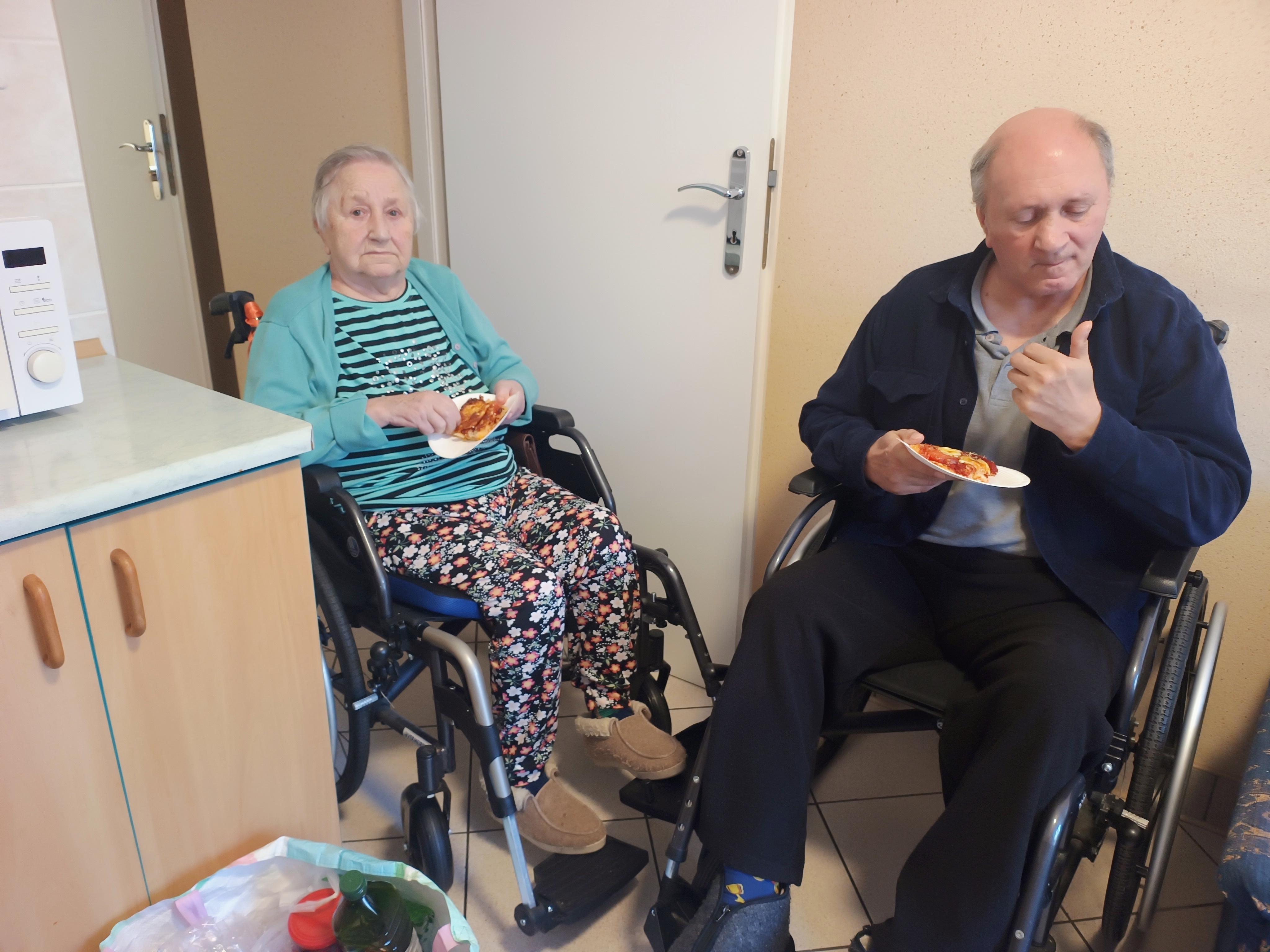 Seniorzy degustują własnoręcznie wykonaną pizzę