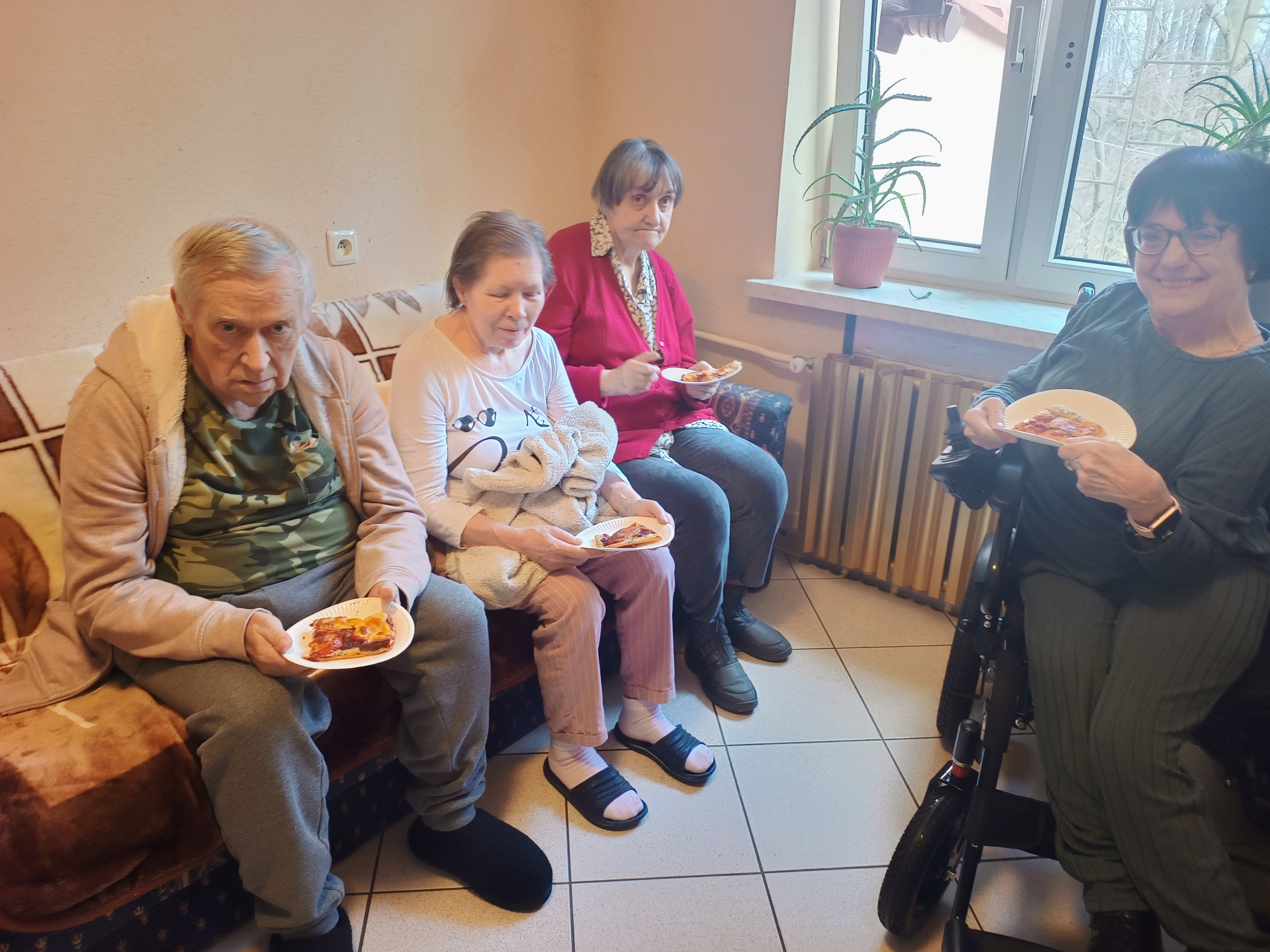 Seniorzy degustują własnoręcznie wykonaną pizzę