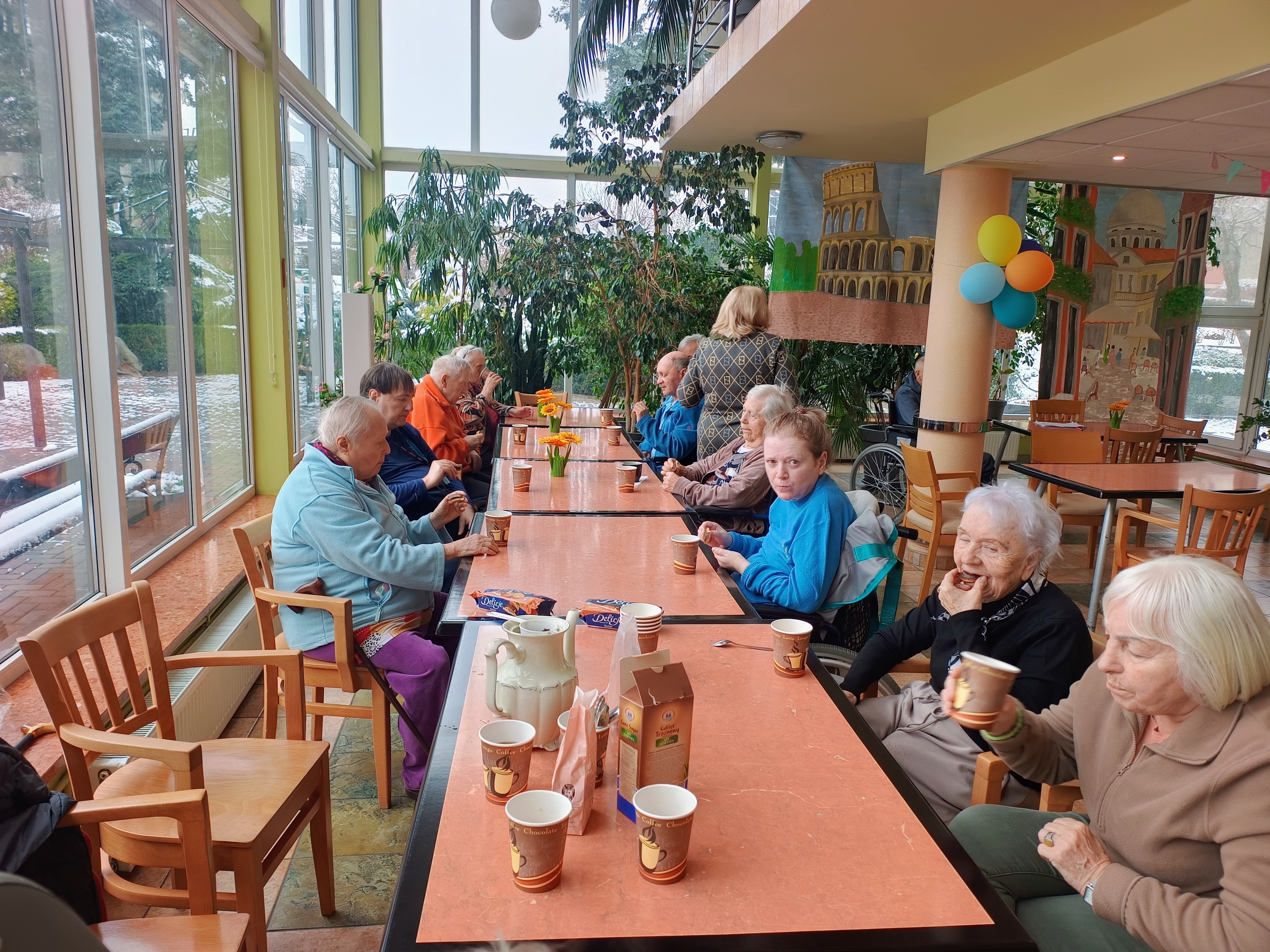 Grupa seniorów degustuje herbatkę