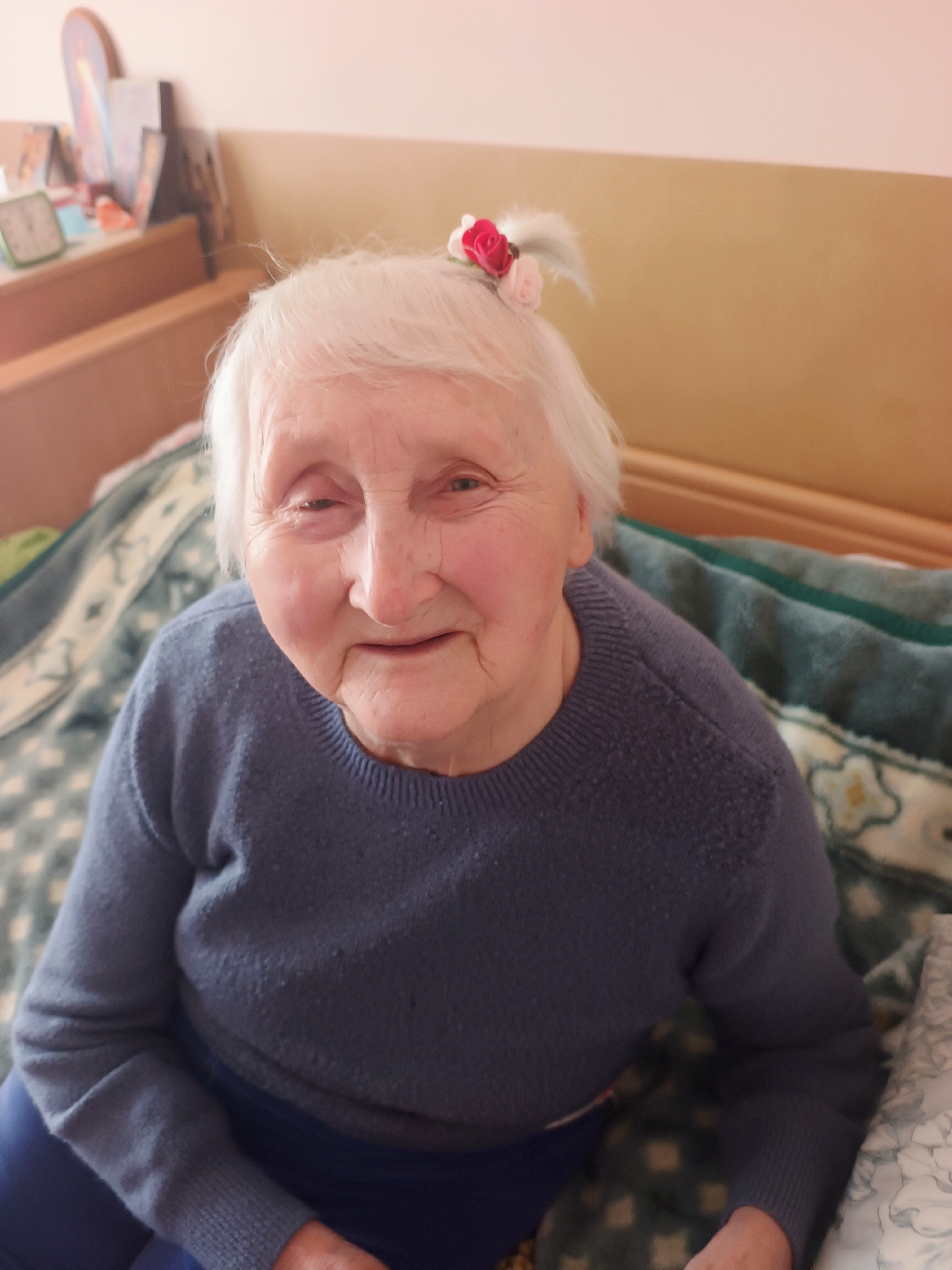 Seniorka z kwiatem we włosach