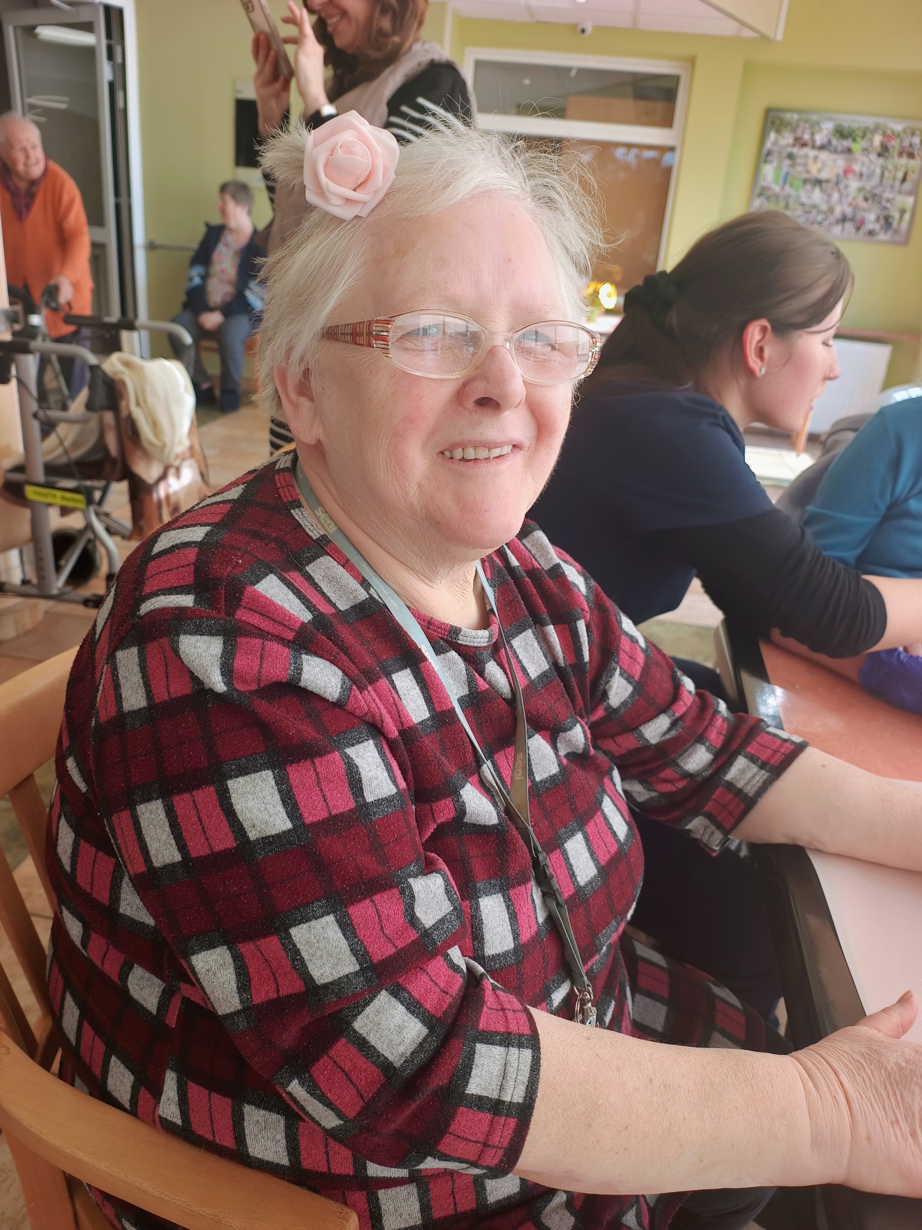 Seniorka z kwiatem we włosach