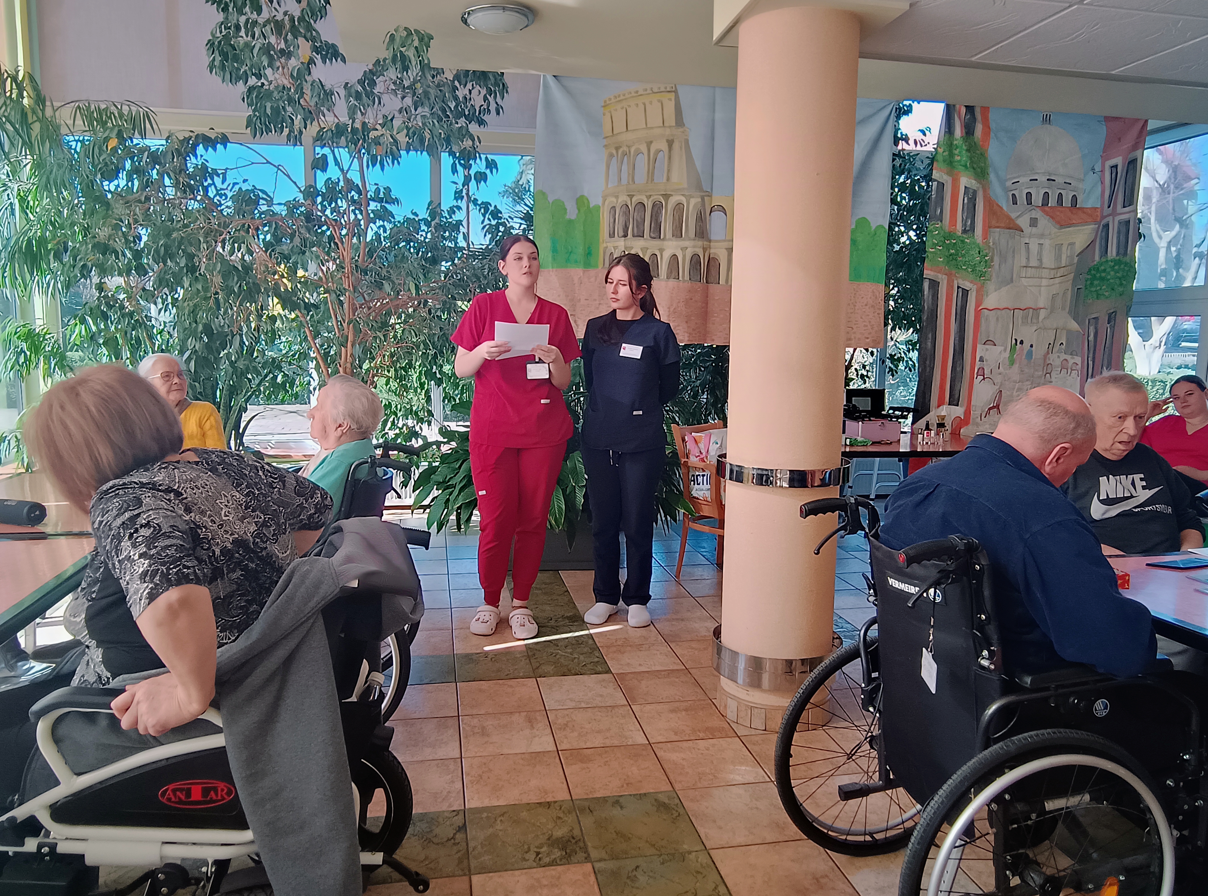 Seniorzy wysłuchują prelekcji