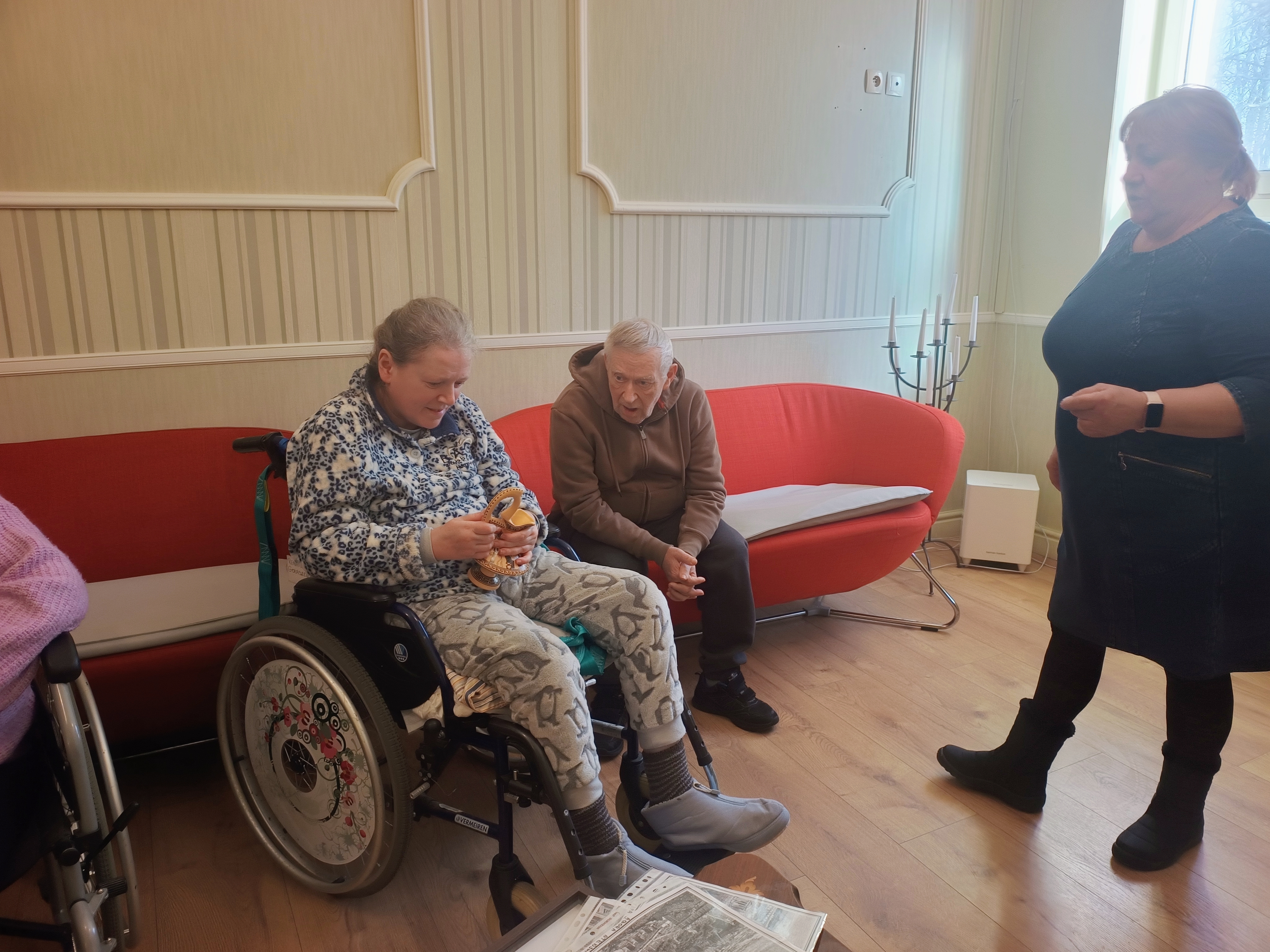 Dziewczyna na wózku trzyma w rękach rekwizyt związany z tematem wykładu